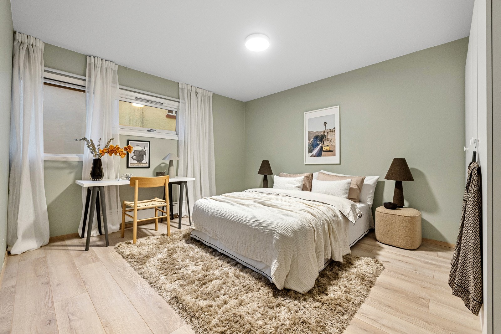 Leiligheten har tre gode soverom, hvorav to vender mot bakgård. Galleribilde