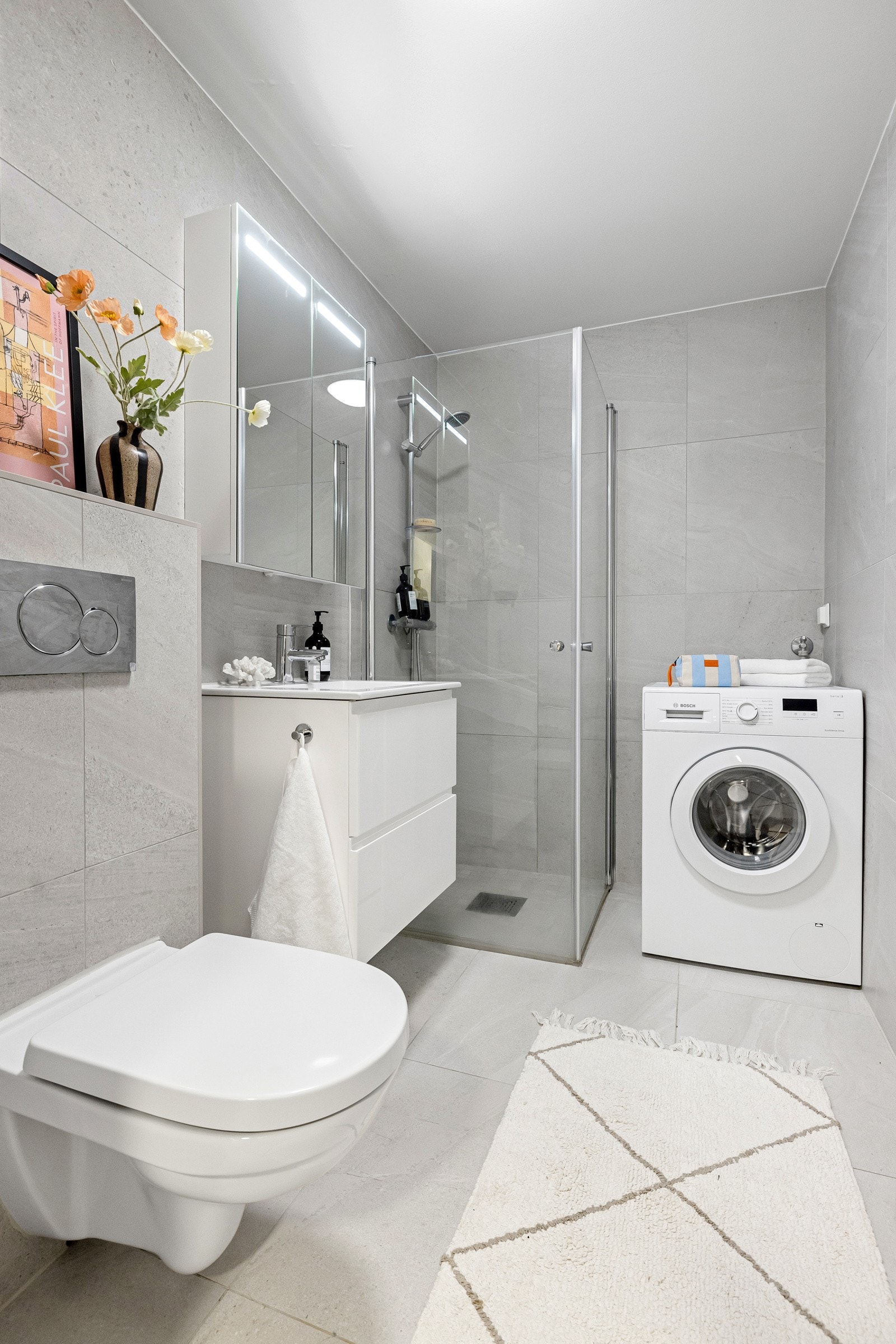 Lekkert bad, pusset opp i 2022, med store 60x60-fliser som gir et stilrent og moderne uttrykk. Galleribilde