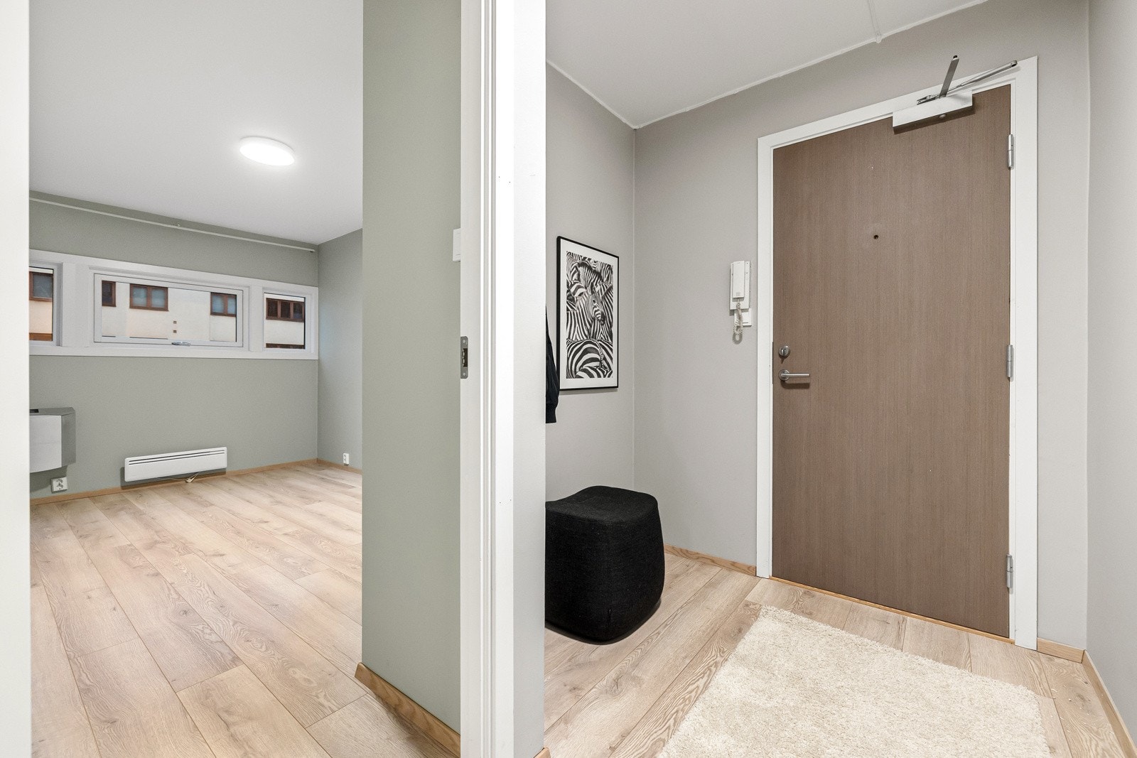 Romslig entré med god plass til garderobeskap. Galleribilde