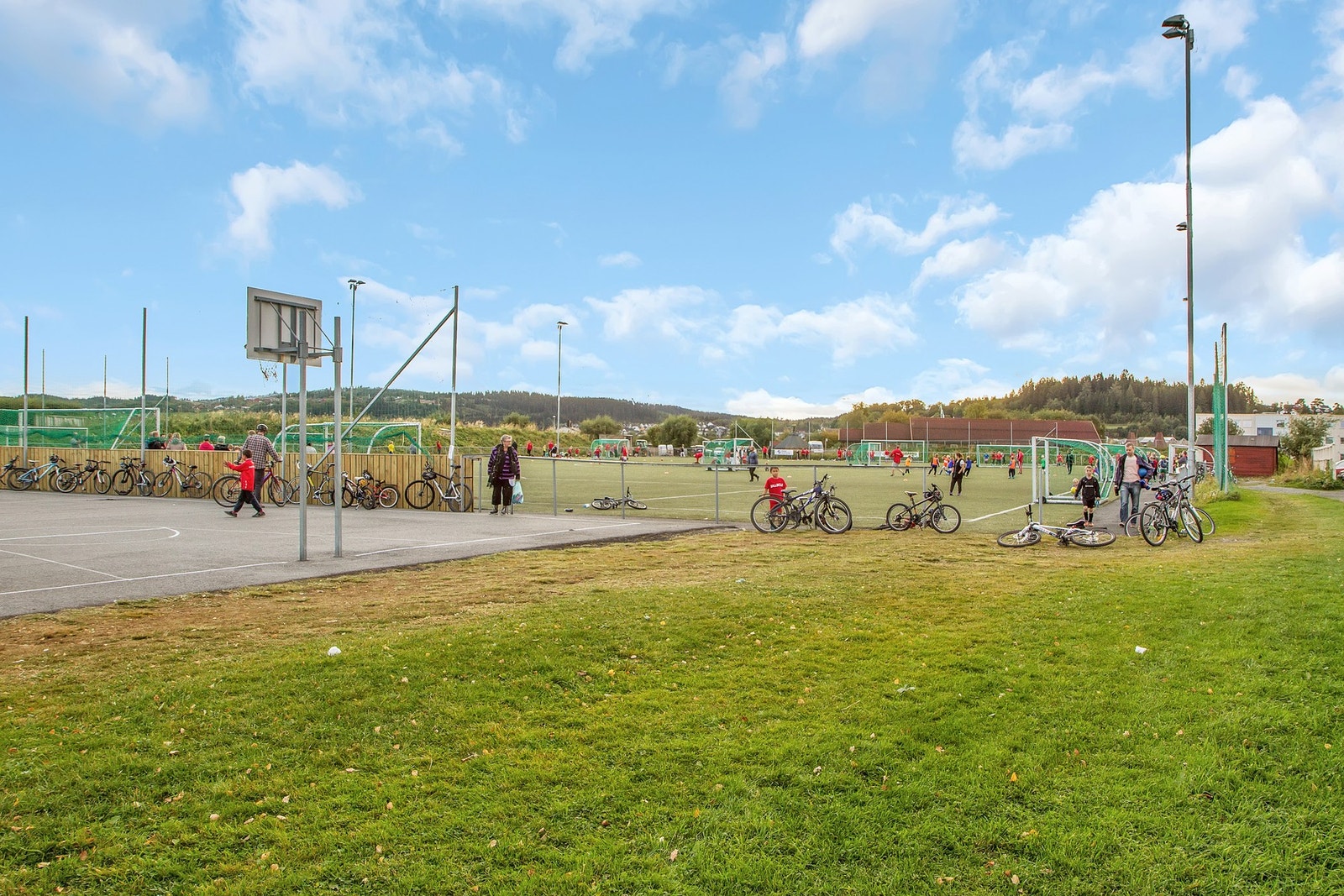 Sentral og barnevennlig beliggenhet på Hallset med kort vei til skoler, barnehager, fotballbane m.m. Galleribilde