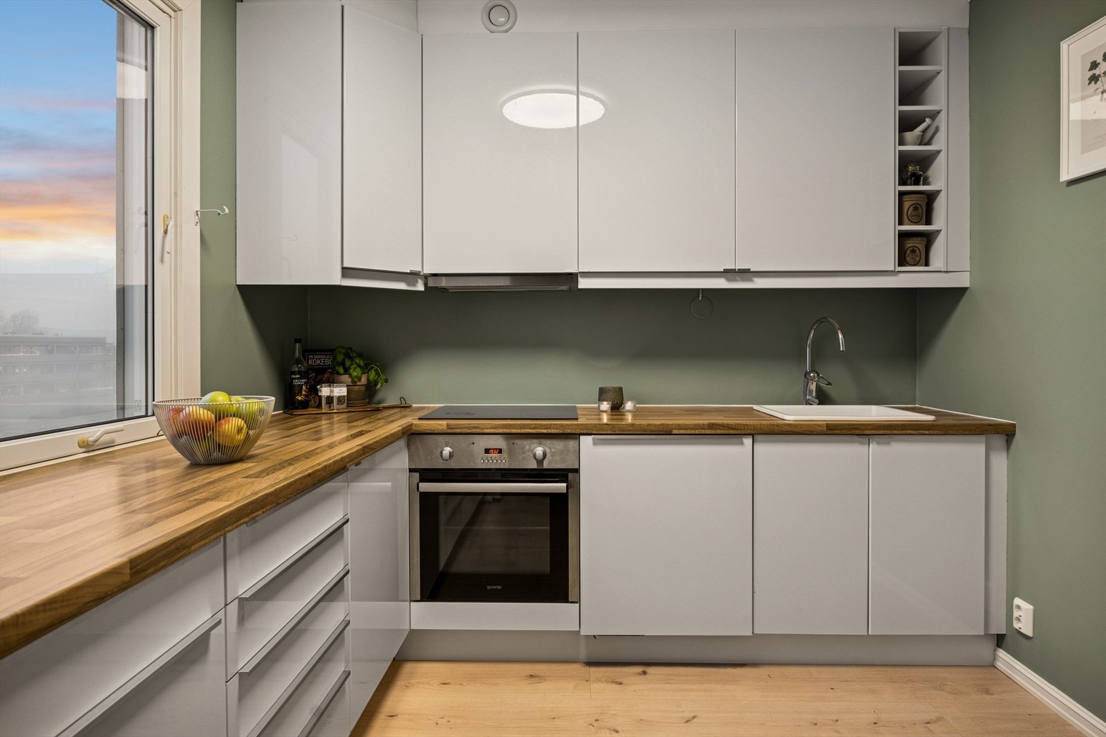 Det er integrerte hvitevarer som oppvaskmaskin, platetopp og stekeovn. Galleribilde