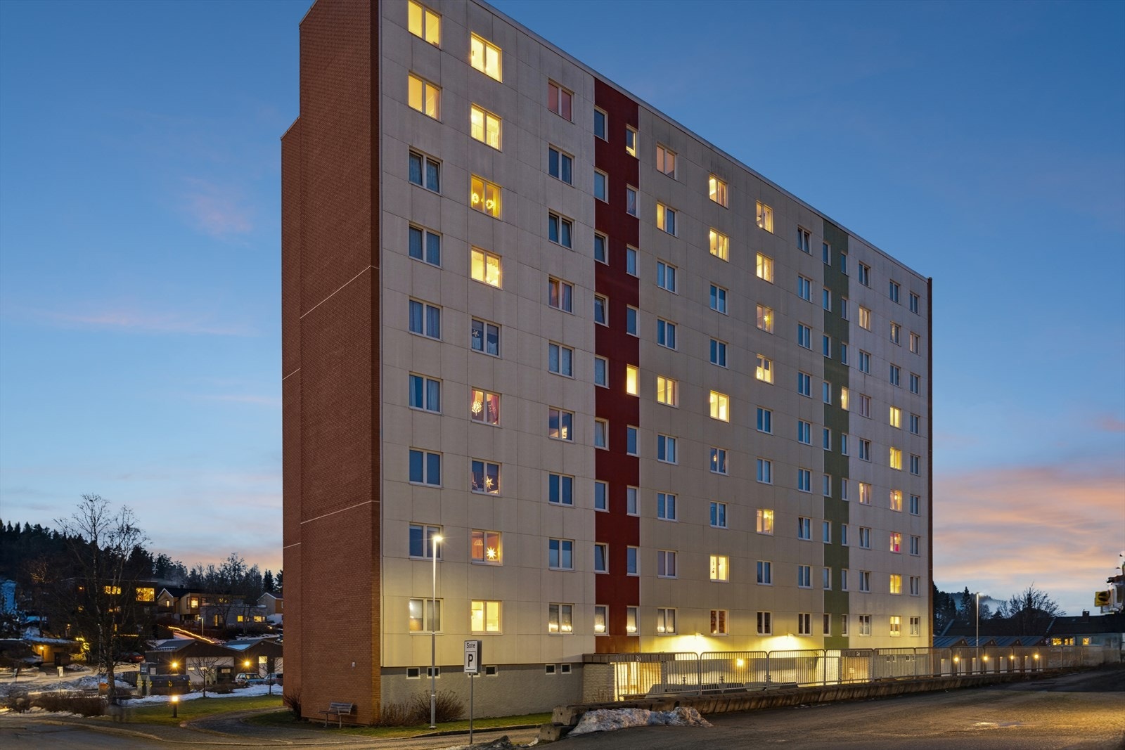 Tampereveien 2A ligger i et meget rolig boligområde med store flotte grøntarealer, og gode parkeringsmuligheter. Galleribilde