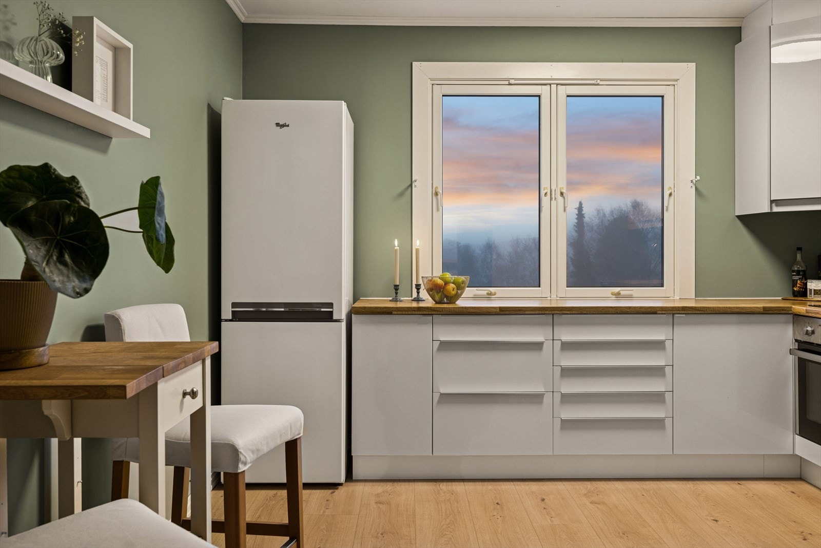 Kjøkkenet har et lyst og tidløst uttrykk. Galleribilde