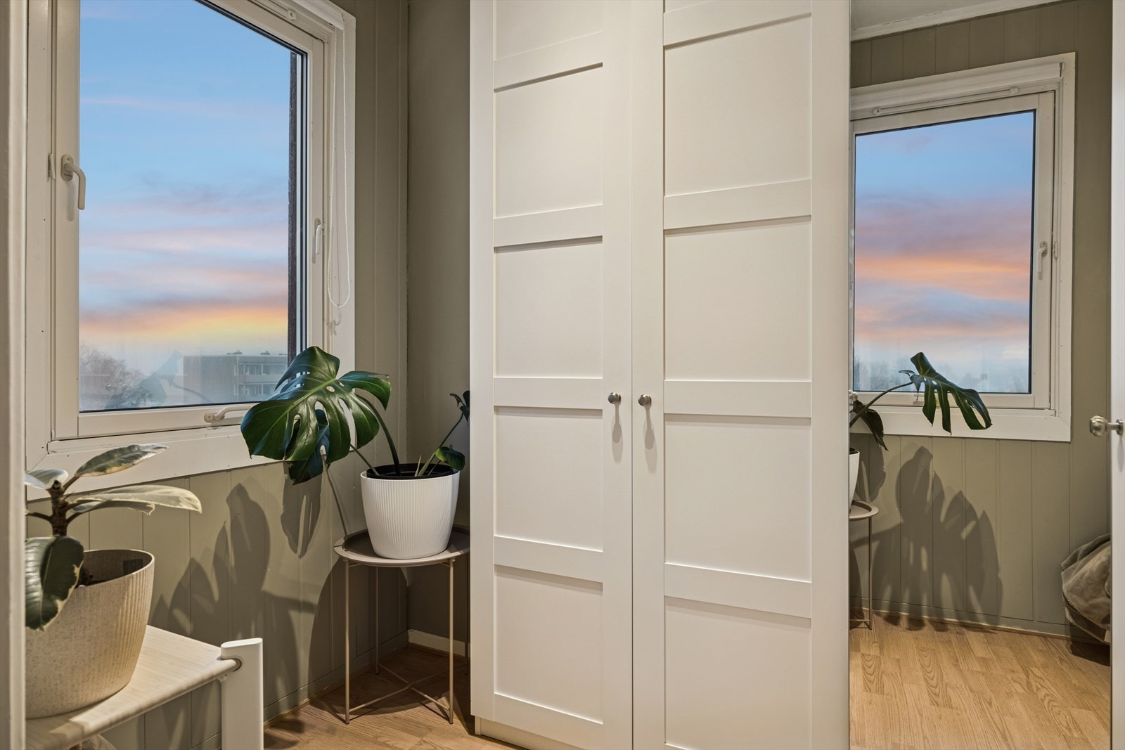 Leiligheten har en innvendig bod/walk-in-closet tilknyttet hovedsoverommet. Galleribilde