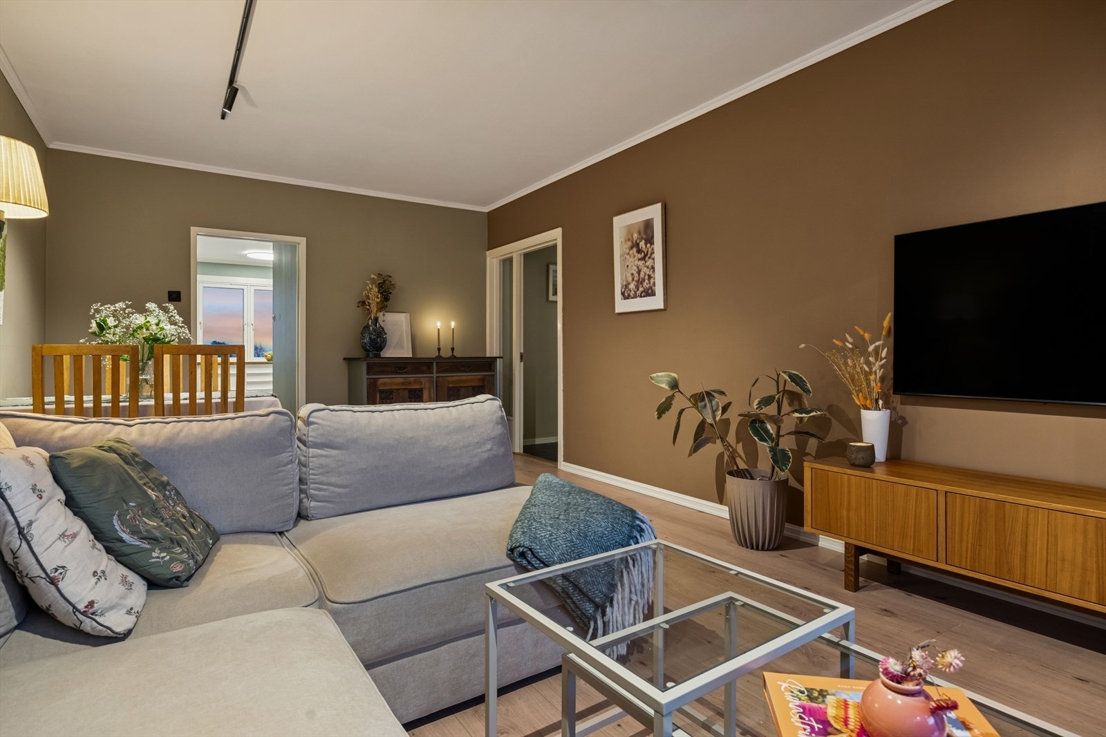 Den gode planløsningen gir plass til både sofagruppe og øvrig møblement i ulike soner. Galleribilde