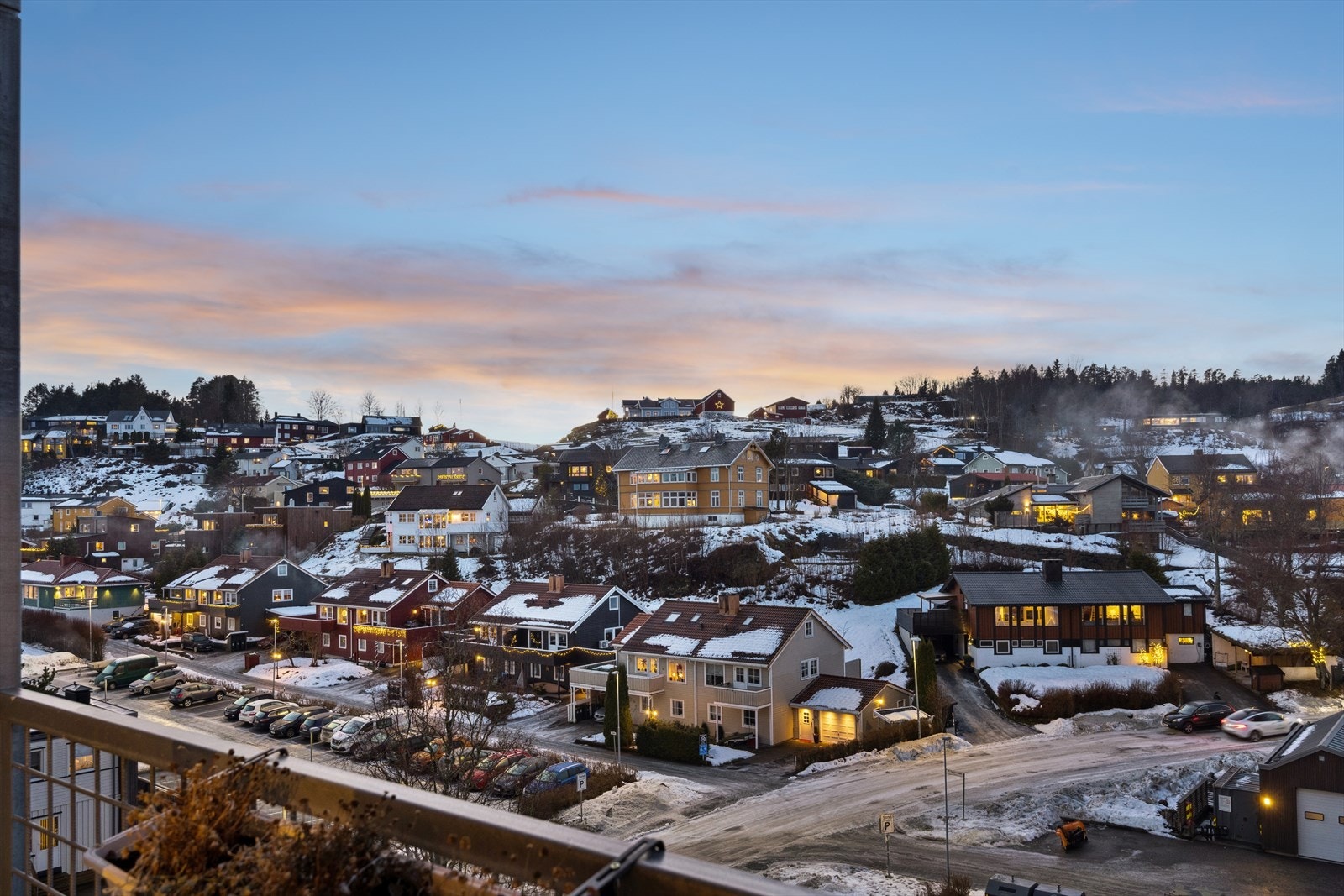 Fra balkongen er det fine utsiktsforhold. Boligblokken har en fantastisk beliggenhet rett ved Bymarka med gode naturopplevelser for store og små, sommer og vinter. Skiløyper rett utenfor blokken. Galleribilde