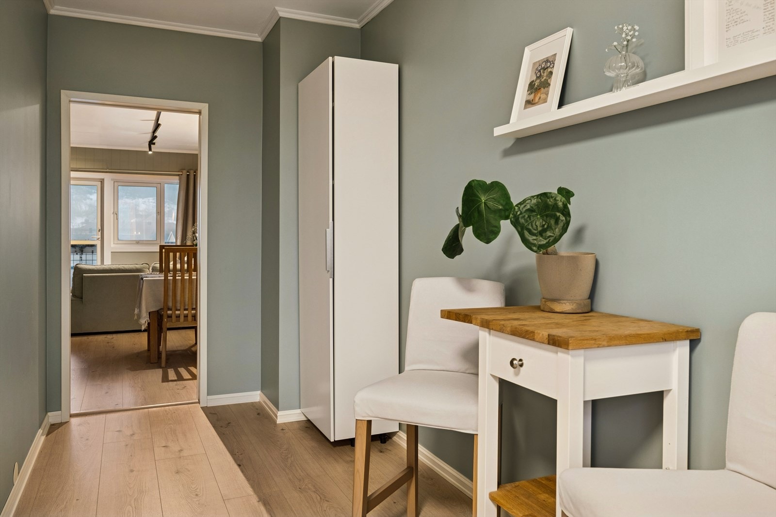 Leiligheten kan skilte med et eget kjøkkenområde like ved stuen. Galleribilde