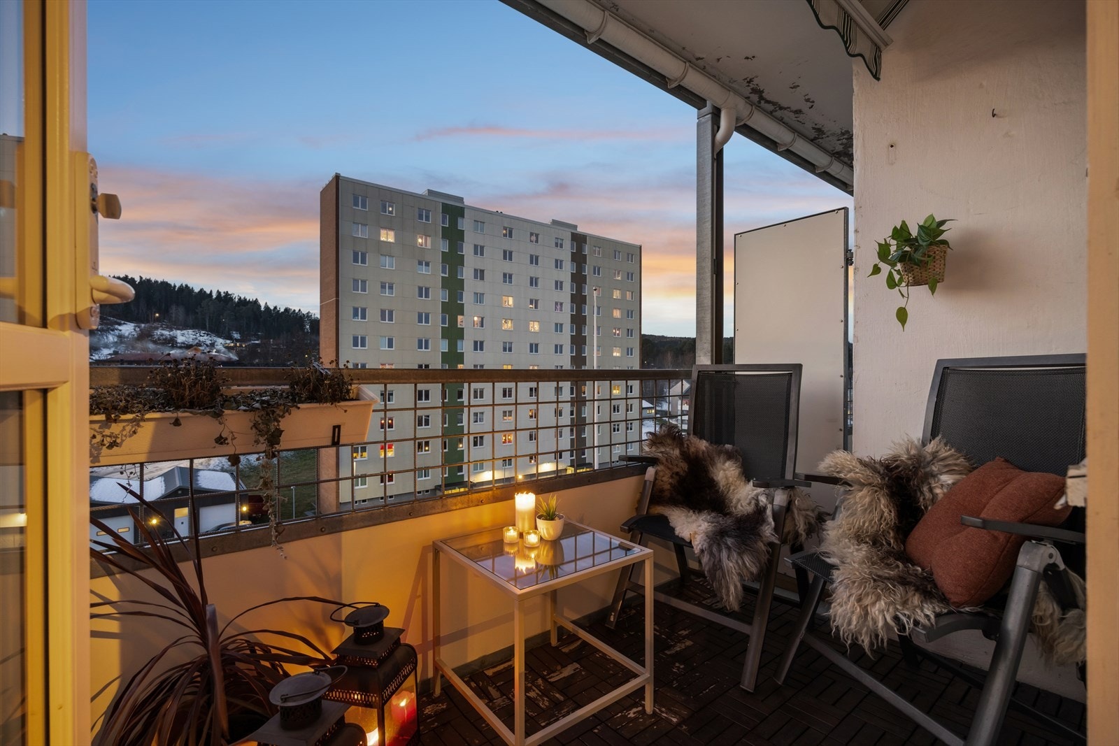 Fra stuen er det utgang til en solrik, vestvendt balkong på ca. 5 kvm med plass til ønsket møblement. Galleribilde