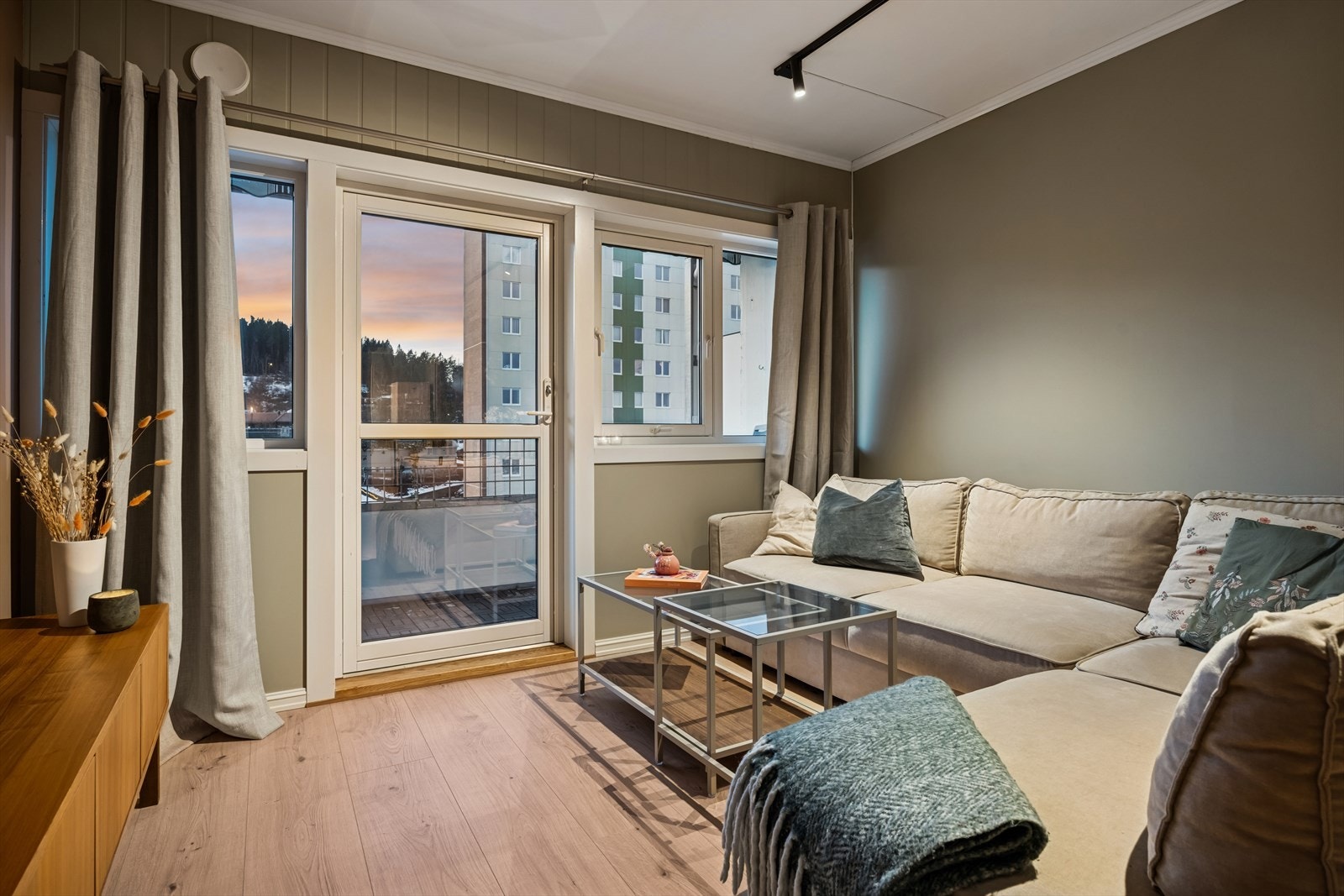 Leiligheten måler 66 kvm og ligger i byggets 5. etasje med heis-/ trappeadkomst. Stue med store vindusflater som gir mye naturlig lysinnslipp og bidrar til en behagelig romfølelse. Galleribilde