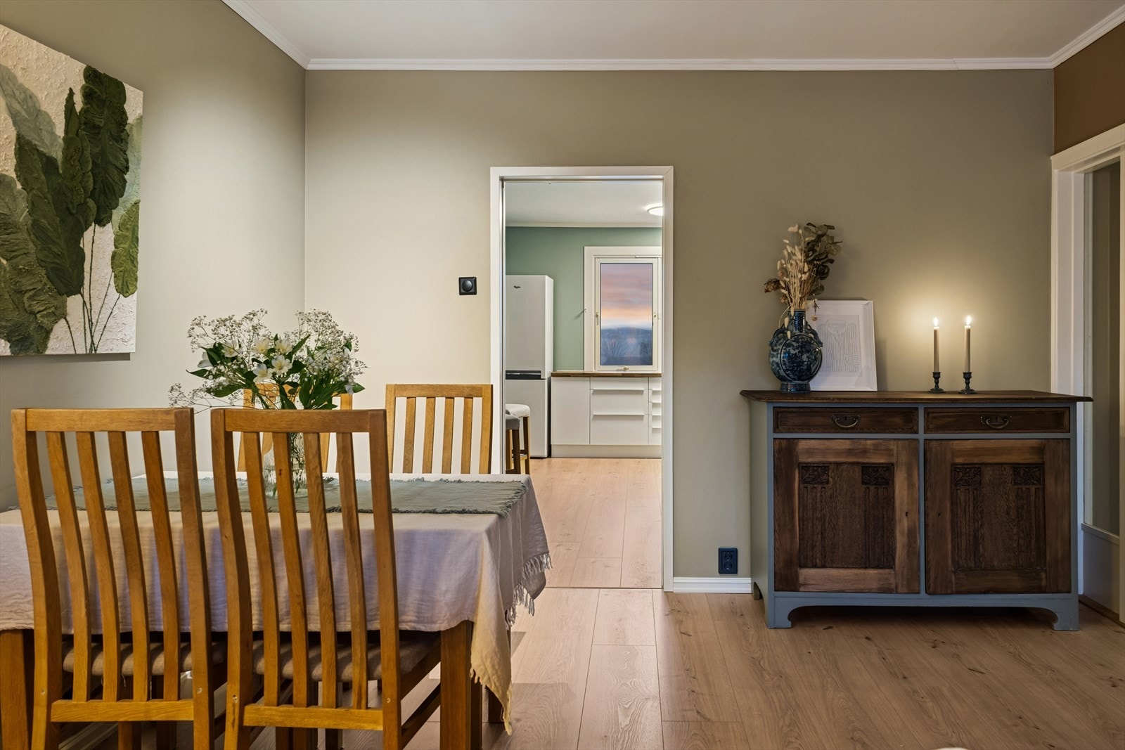 Leiligheten har en gjennomgående pen standard, skjermet for innsyn og sjenerende støy. Vindusflater på begge sidene gir et fint lysinnslipp i oppholdsrommene. Galleribilde