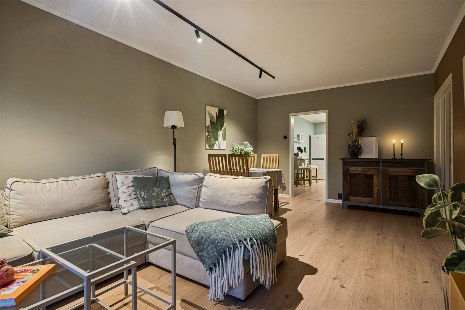 Stuen har nytt laminatgulv og vegger malt i behagelige fargetoner. Galleribilde