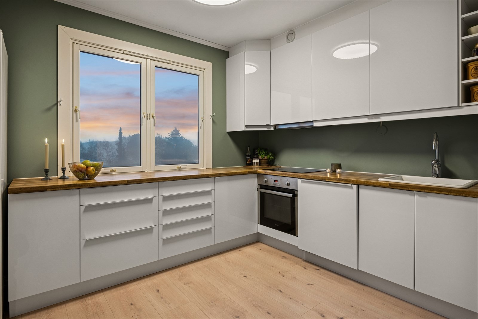 Innredningen er fra 2012 og består av folierte skrog med slette fronter og laminert benkeplate. Galleribilde