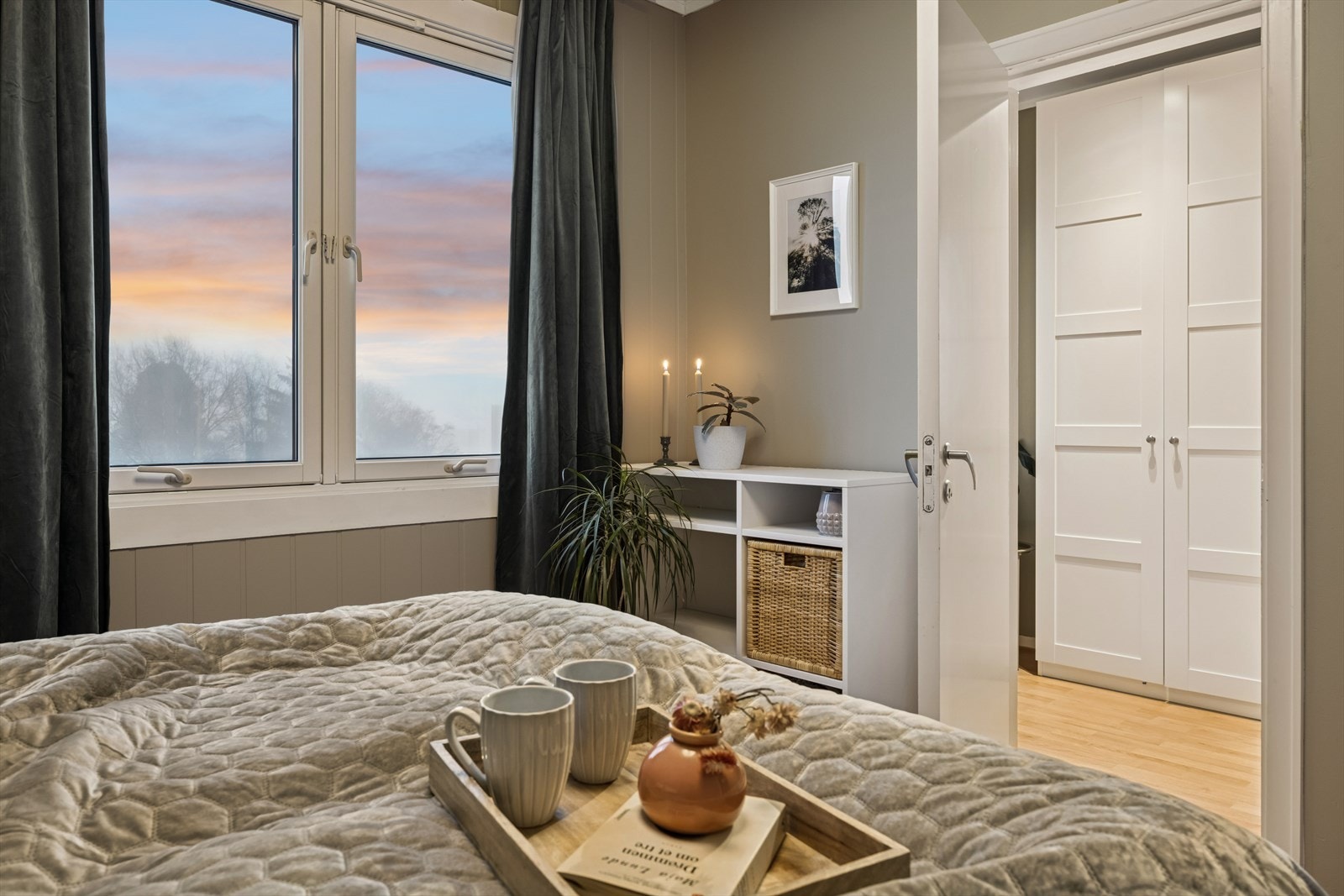 Soverommet er av god størrelse med plass til dobbeltseng og nattbord. Galleribilde