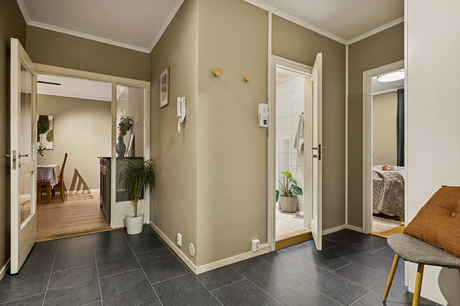 Entreen har rikelig plass til oppheng/oppbevaring av yttertøy og sko. Med leiligheten disponerer du også to boder i byggets kjeller. Galleribilde