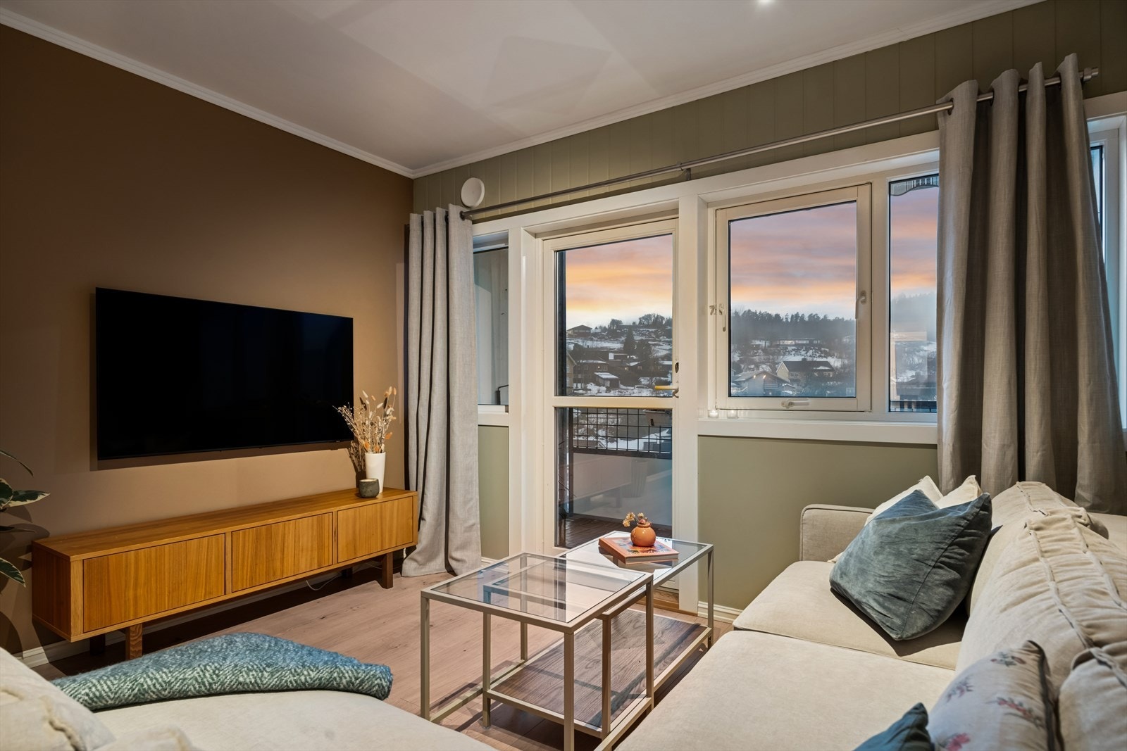 En romslig 2-roms andelsleilighet med gode utsiktsforhold. Galleribilde