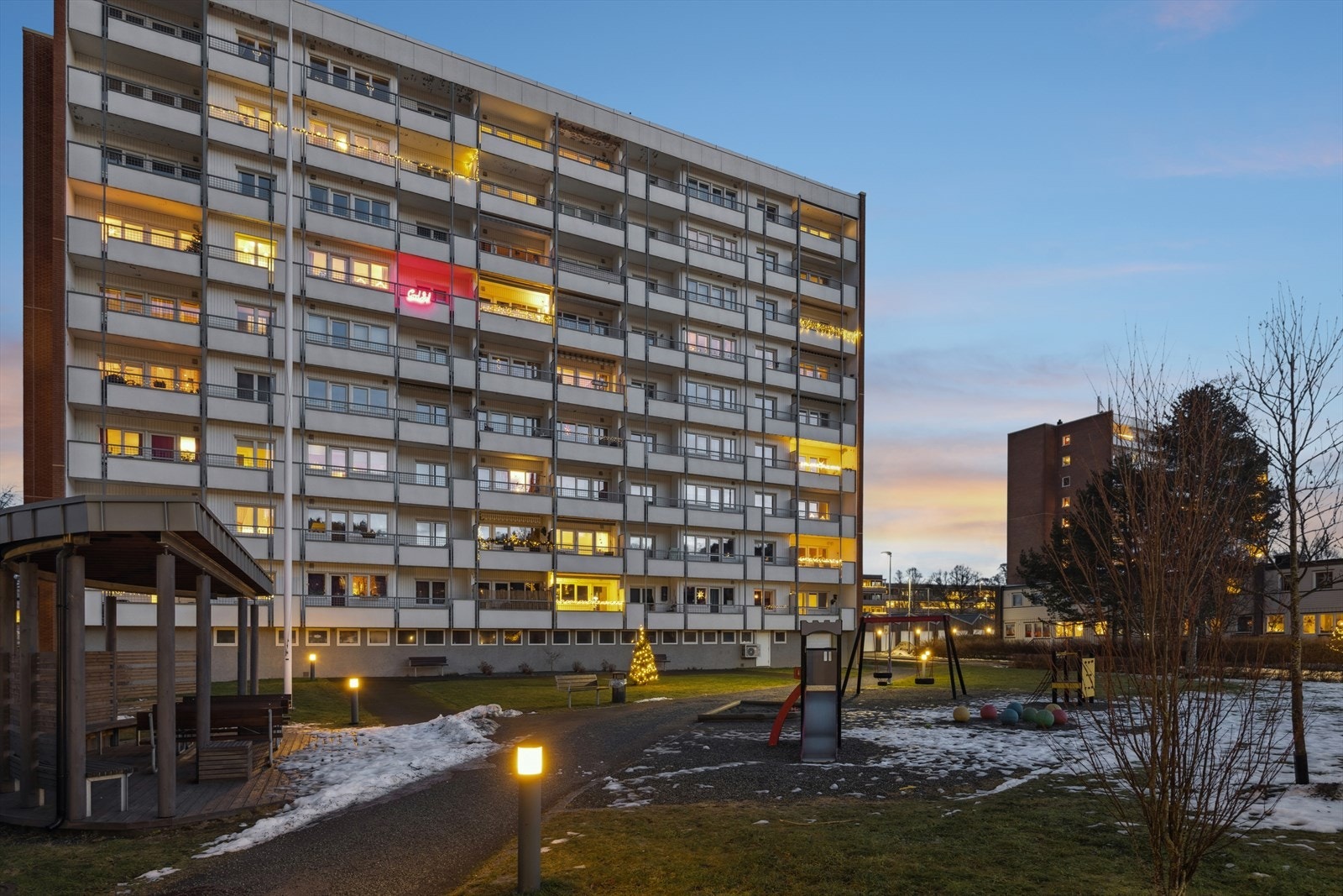 Boligblokken har en fantastisk beliggenhet rett ved marka. Her bor du sentralt, men likevel landlig, med umiddelbar nærhet til butikk og kollektivtransport. Galleribilde