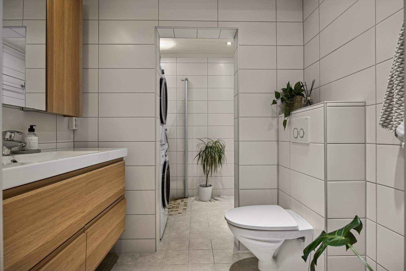 Bad/vaskerom har flislagt vegger og flislagt gulv. Galleribilde