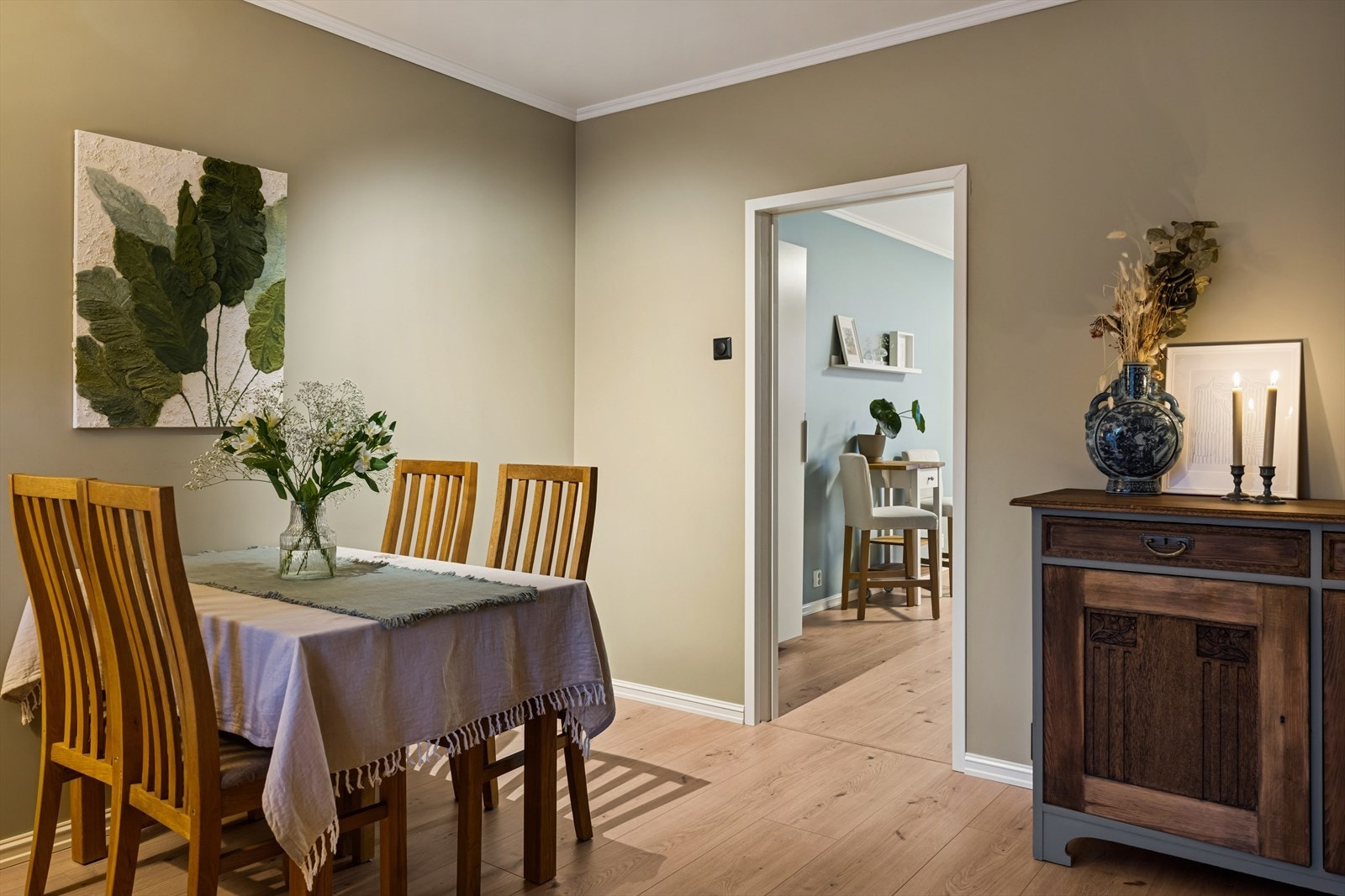 Her er det god plass til en større spisegruppe, med mulighet for å utvide når venner og familie inviteres hjem på middag. Galleribilde