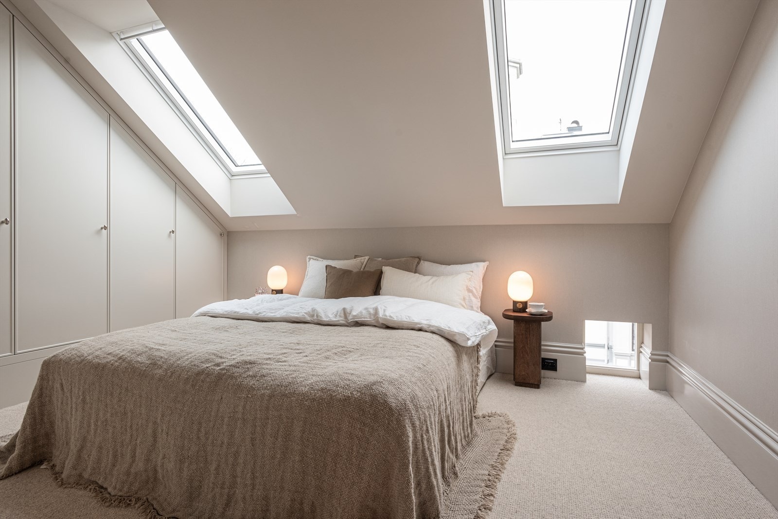 Hovedsoverommet har tilknyttet bad en-suite og lekker snekkerbygget garderobeløsning Galleribilde