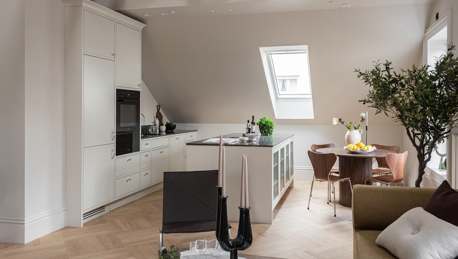 Kjøkkenet har steinbenkeplate, underlimt vask fra Blanco (type Andano 500-U), armatur fra Dornbracht, integrert belysning under overskap, i overskap og innvendig Galleribilde