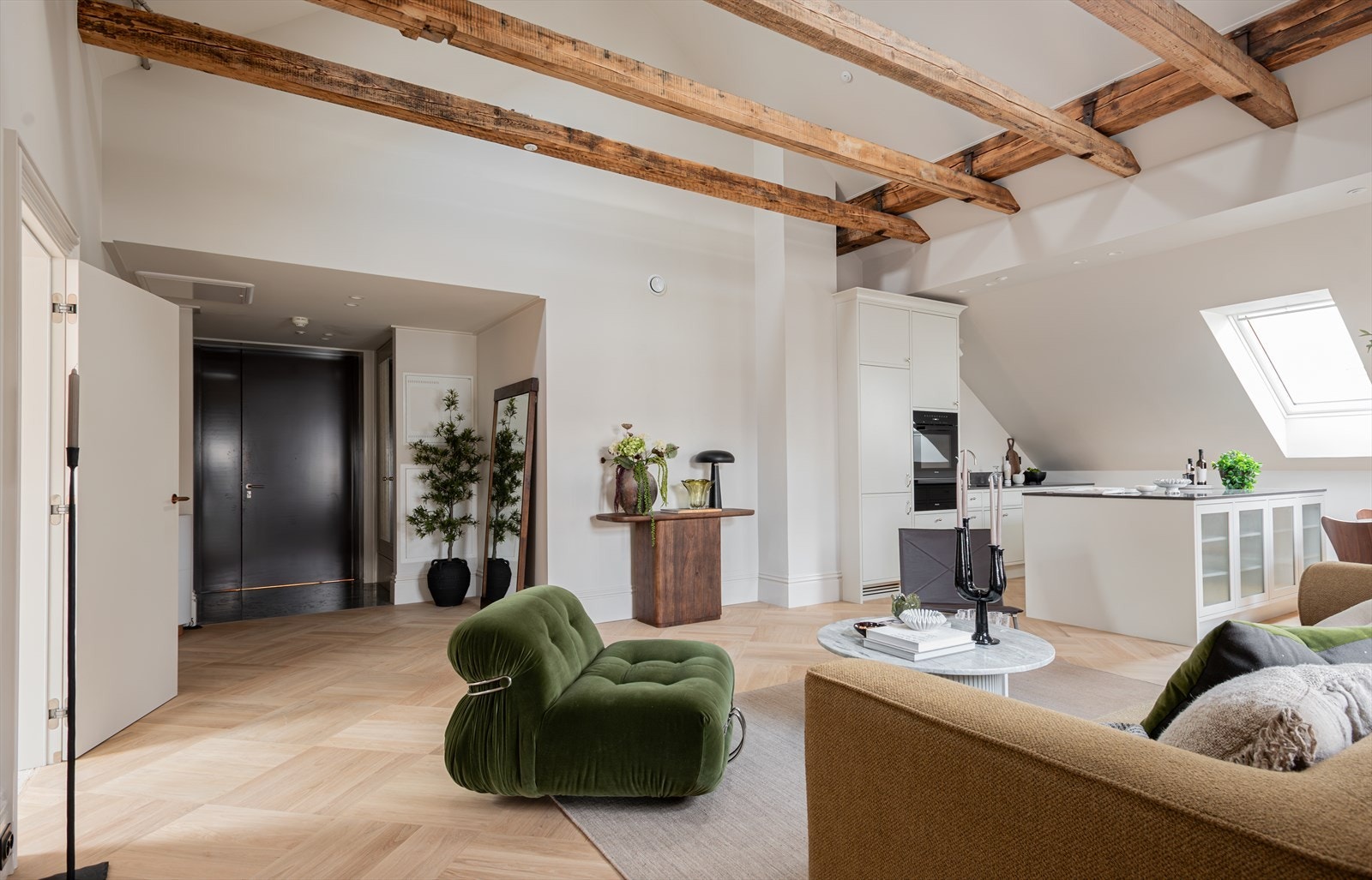 Leiligheten har et høykvalitetskjøkken i lekker og tidløs utforming spesialbygget av møbelsnekkerverksted Galleribilde