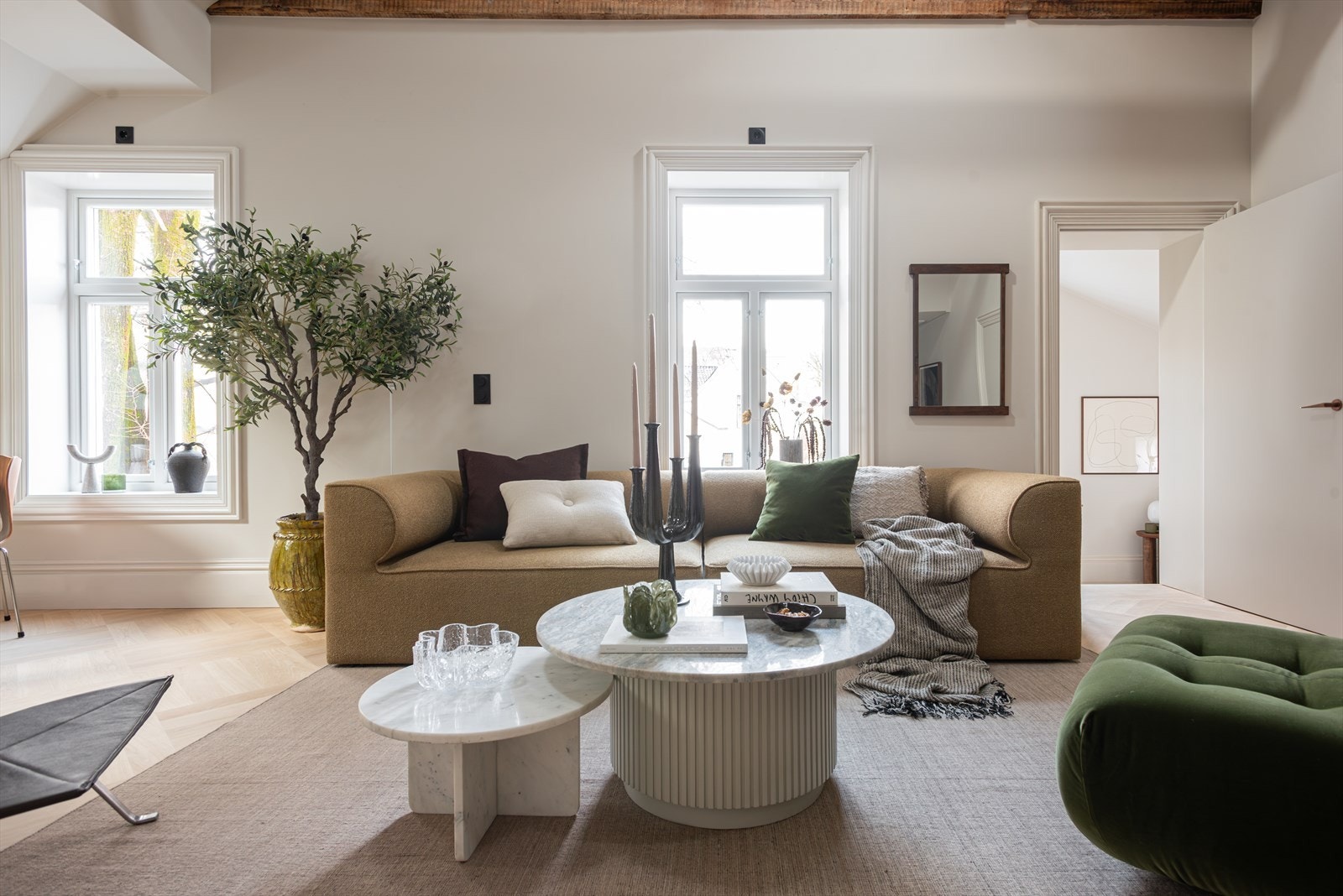 Det er god plass til en stor sofagruppe og et hyggelig stuebord Galleribilde