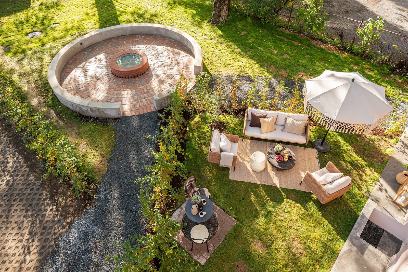 Hagen har belysning, oppmerkede gangstier og teglsteinsbelagt vannspeil som hagens midtpunkt Galleribilde