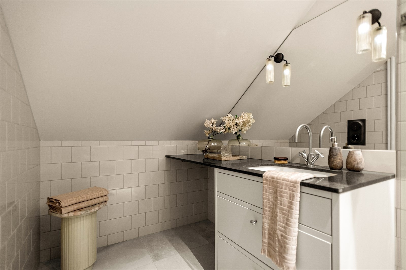 Det er elektriske varmekabler og vannbåren varme, veggfestet wc, innfelt speil med varmefolie så man slipper damp på speilet, belysning fra Corston, armaturer og garnityr fra Dornbracht samt skjult varmevegg for håndklestenger Galleribilde