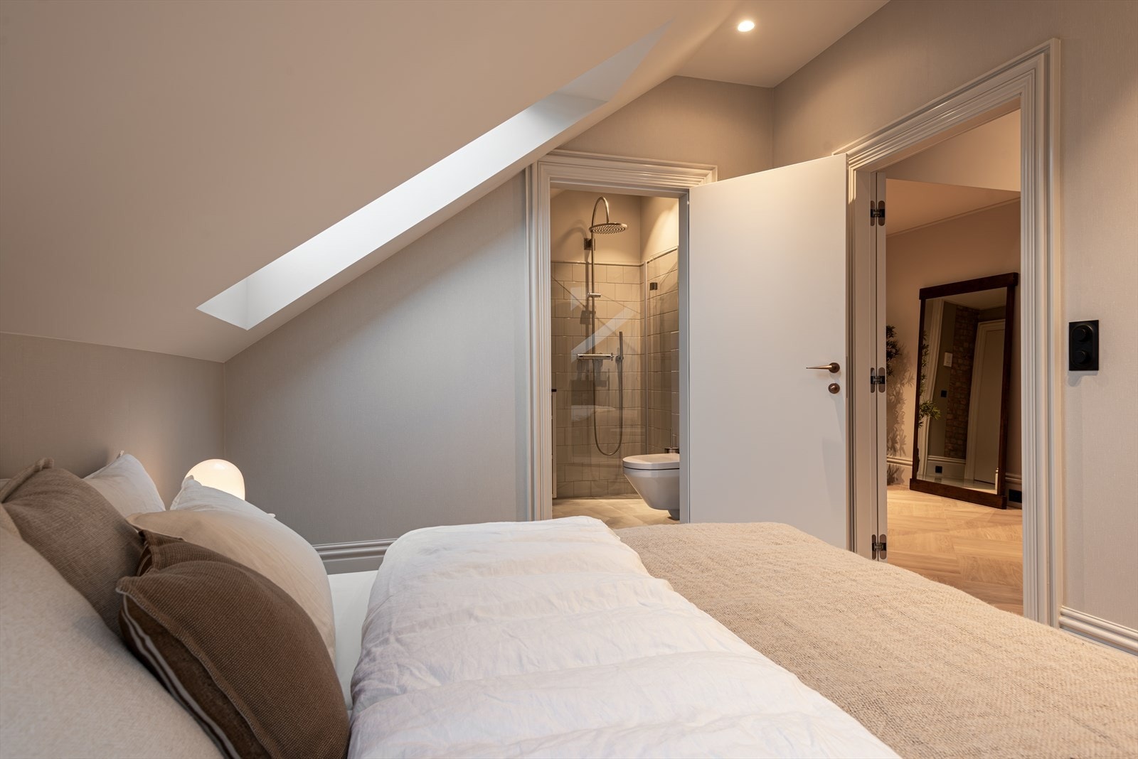 Leiligheten fremstår gjennomgående svært påkostet med delikate materialvalg Galleribilde