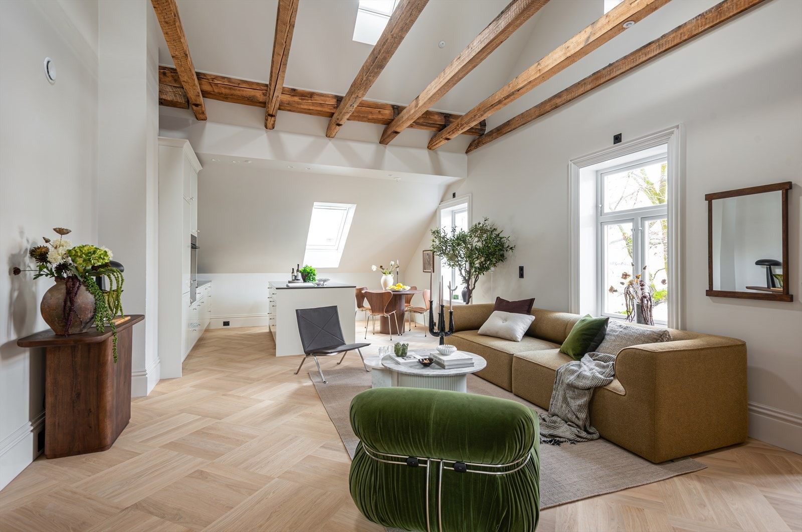 Leiligheten byr på en stor og fin stue-/ kjøkkenløsning med naturlige soner Galleribilde