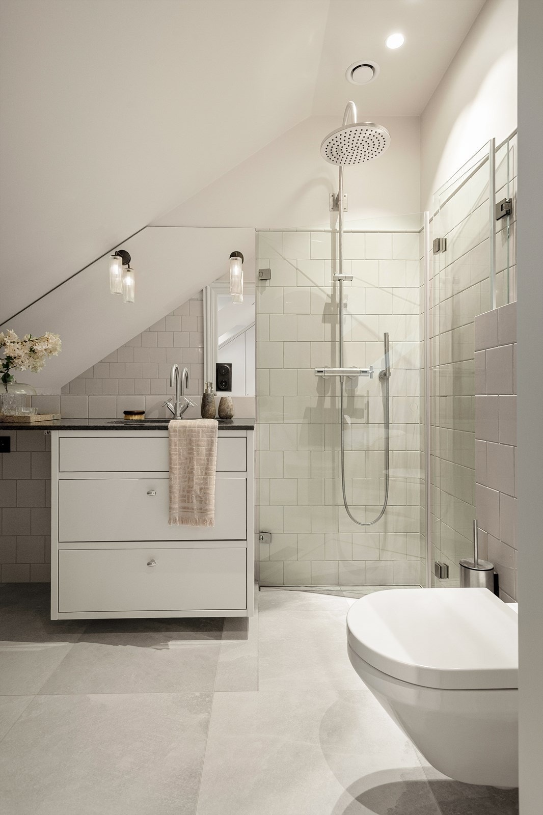 Badet har overflater i en kombinasjon av flis og tapet for et rolig og eksklusivt uttrykk Galleribilde