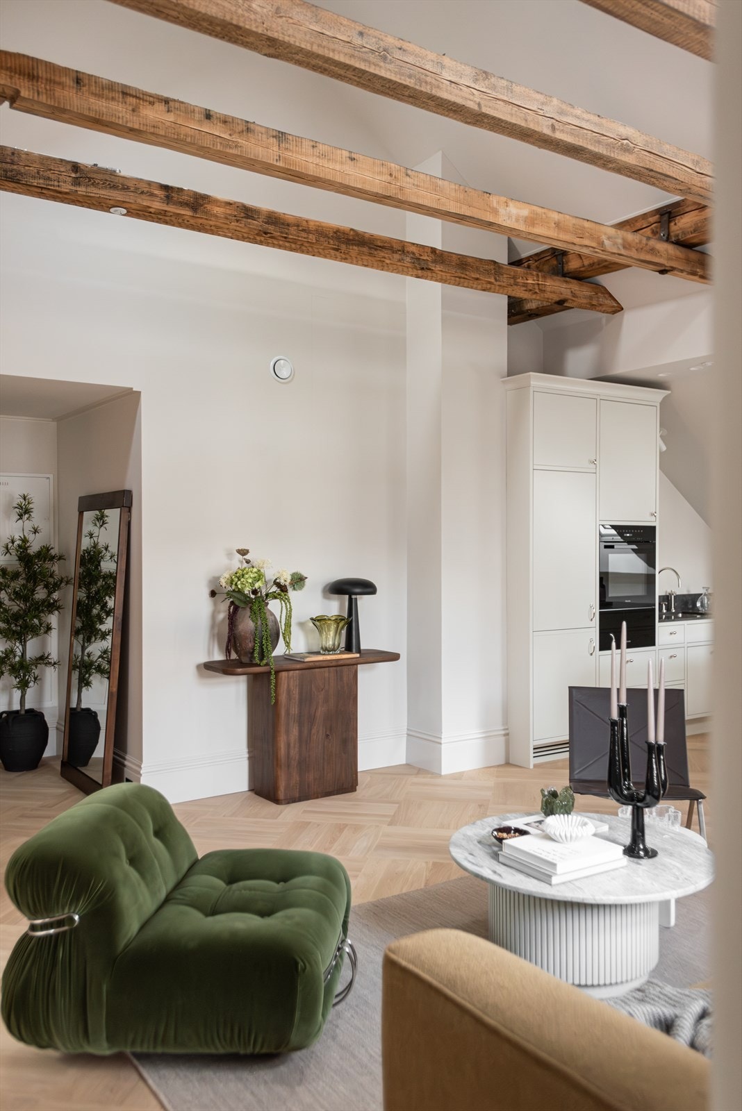 Leiligheten har delikat 1- stavs eikeparkett, lekkert listverk og nytt skjult elektrisk anlegg Galleribilde