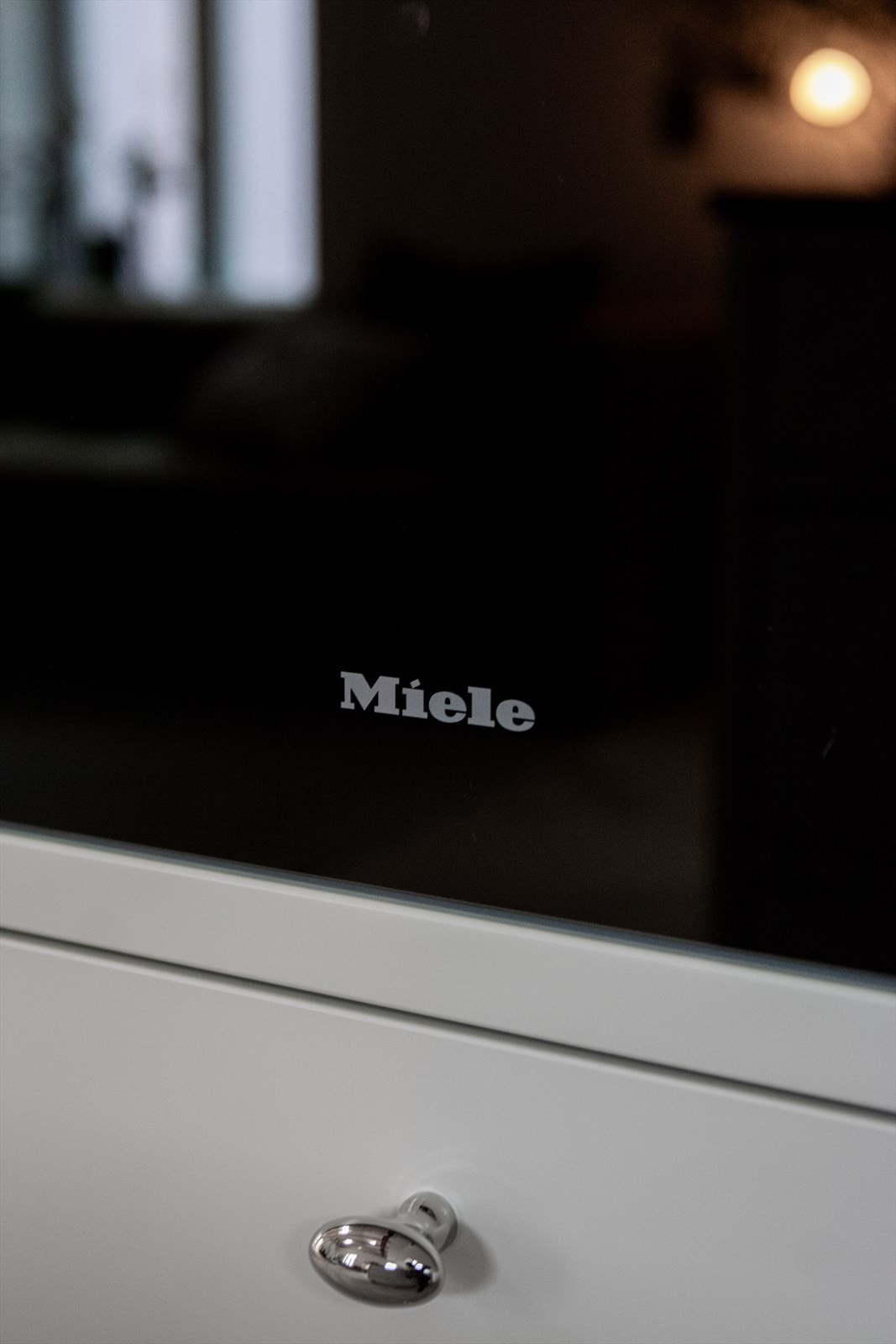 Hvitevarer omfatter Liebherr kombiskap, Miele stekeovn, varmeskuff og helintegrert oppvaskmaskin samt Bora Pure plateopp med integrert ventilator Galleribilde