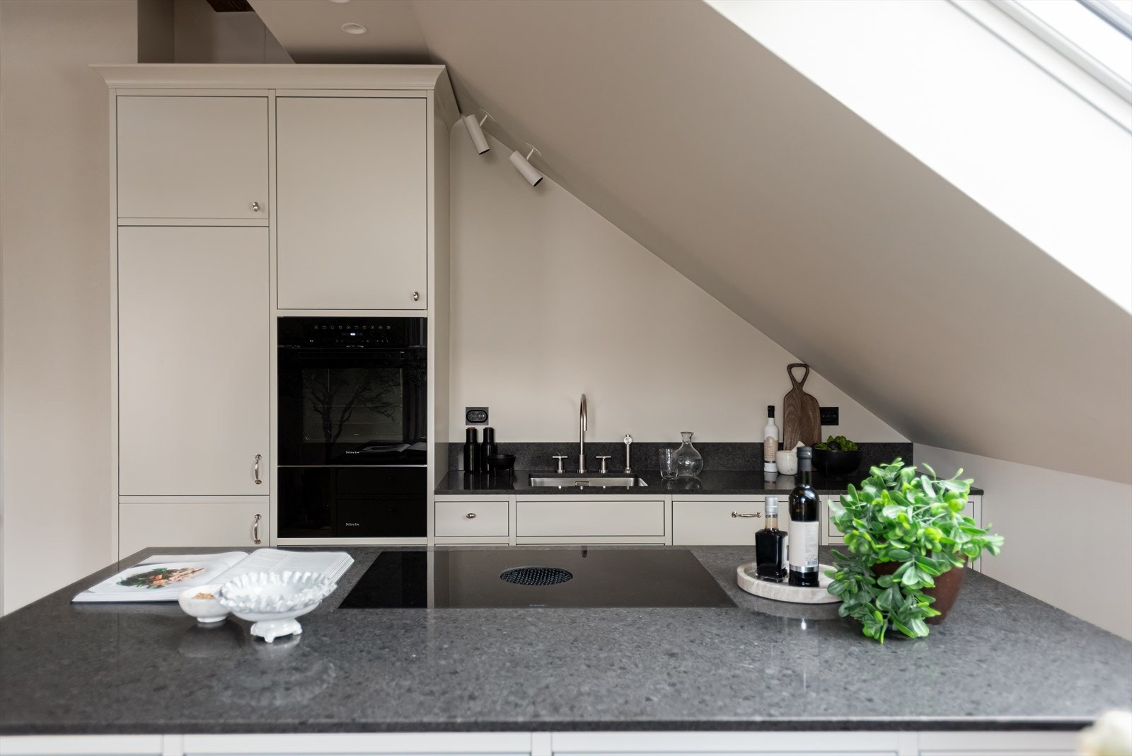 I sokkelen foran høyskapene er det trappetrinn som gjør de øverste hyllene lett tilgjengelige Galleribilde