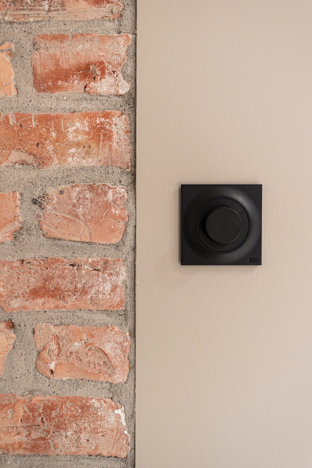 Bygget er totalt renset ned til bærende konstruksjoner - Alle innvendige vegger, himlinger, gulv, tekniske installasjoner og overflater er nye og bjelkelag er rettet opp og fóret opp for å sikre gode lydforhold Galleribilde