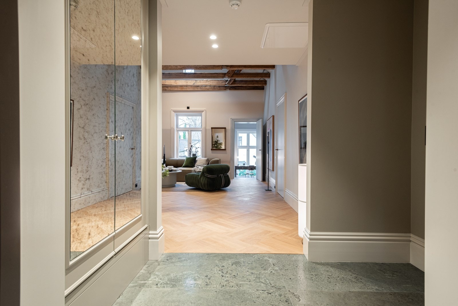 I entréen er det en lekker garderobeløsning med skohylle og antikkspeil Galleribilde