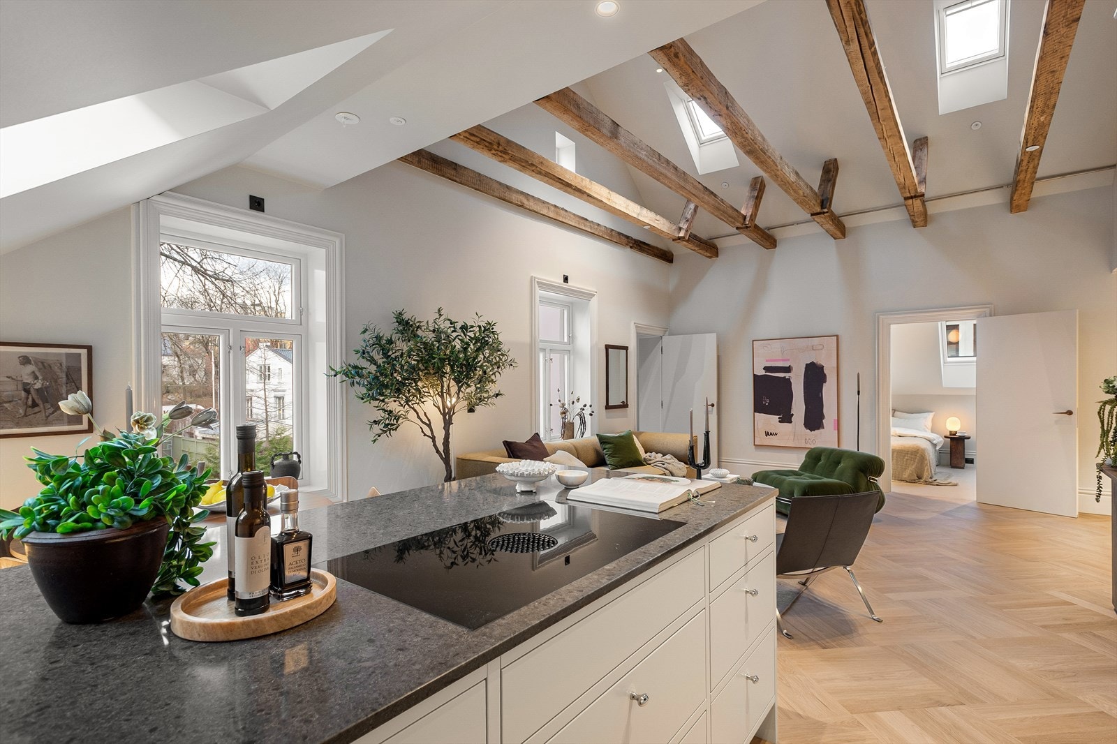 Kjøkkenet har rikelig med skap- og benkeplass, hvitevarer av høy kvalitet og en praktisk kjøkkenøy Galleribilde