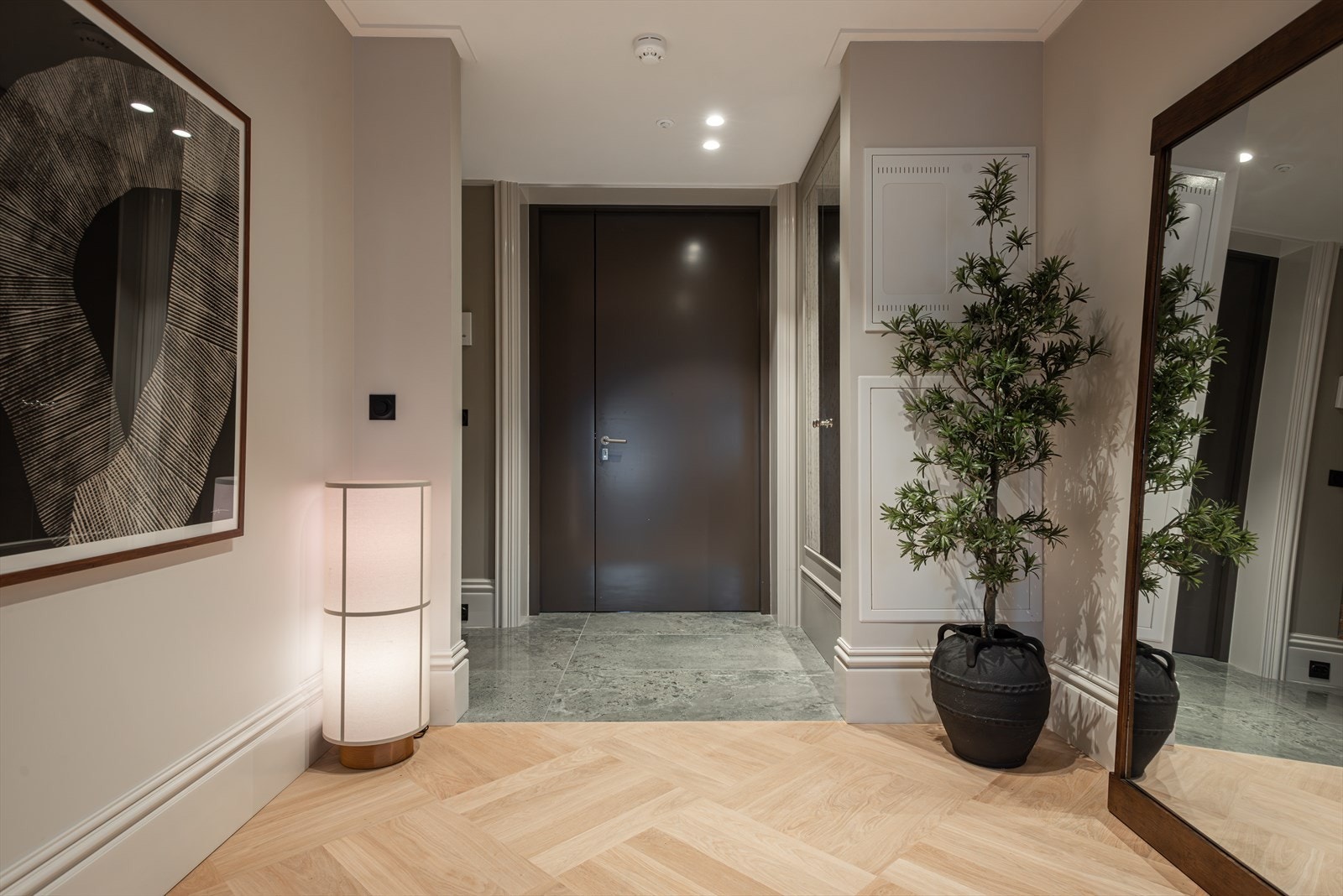 Leiligheten har en meget innbydende entré med flislagt gulv med gulvvarme Galleribilde