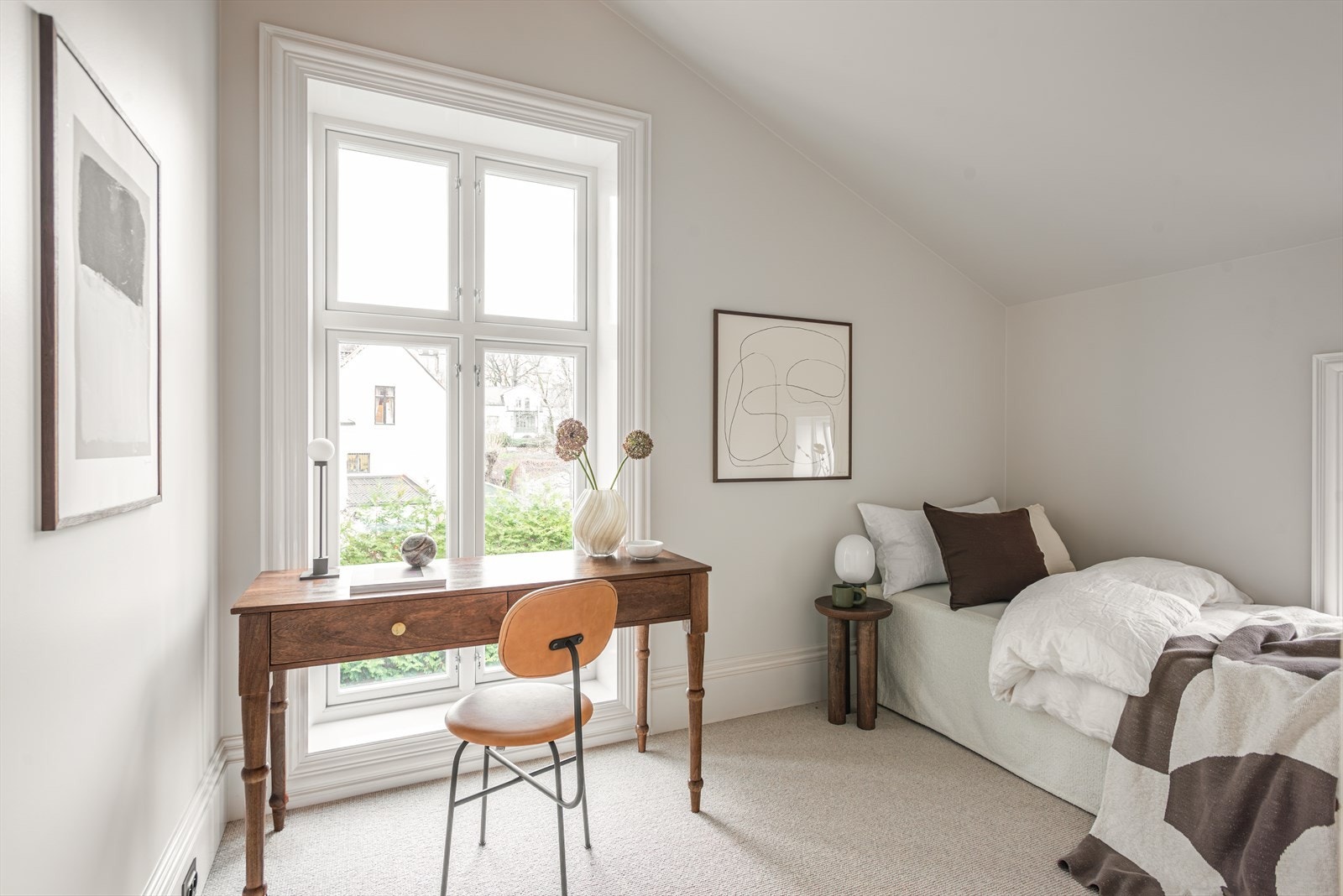 Soverom nr. 2 egner seg godt som barnerom, gjesterom eller kontor - Rommene har plass til seng, skrivebord, garderobeløsning og nattbord. Galleribilde