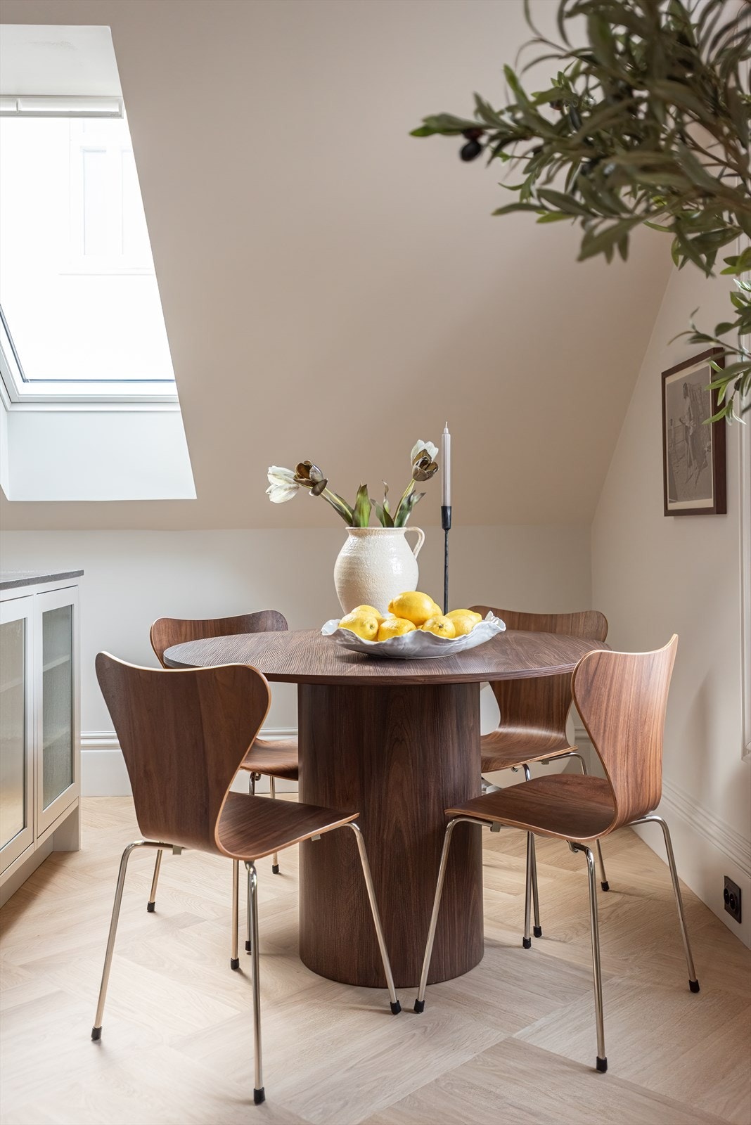 Det er plass til hyggelig spisebord Galleribilde
