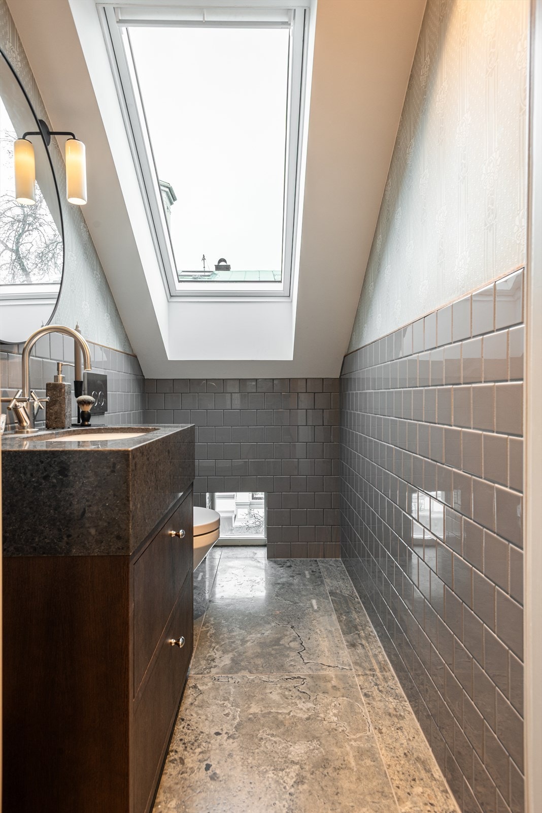 Praktisk gjestetoalett som er lett tilgjengelig fra inngangspartiet Galleribilde