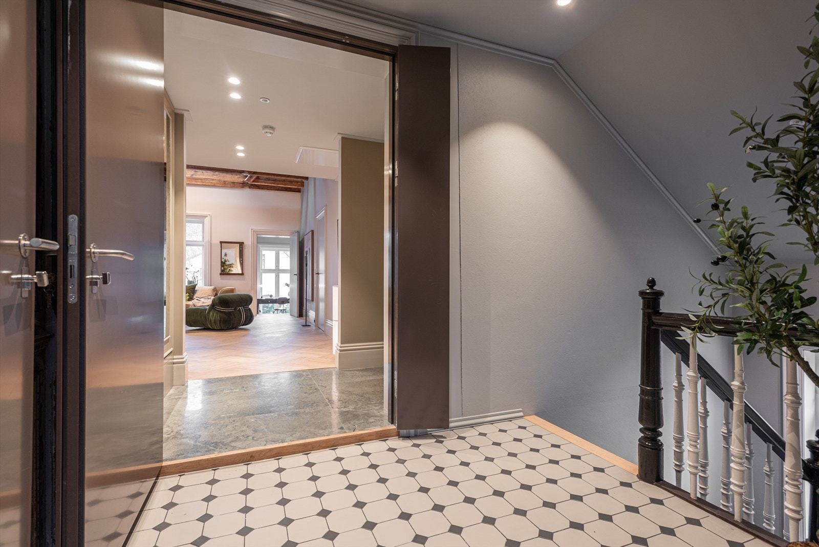 Et representativt inngangsparti som harmonerer godt med den ærverdige villaens karakter Galleribilde