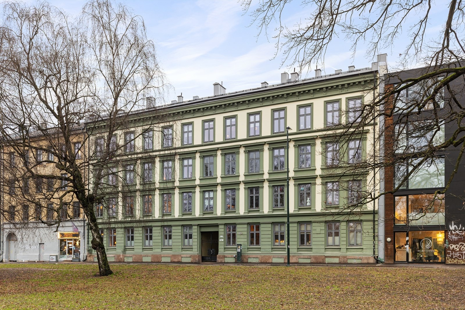 Fasaden har en tradisjonell grønn farge med dekorative detaljer og vinduer med 2-lags glass fra 2014. Galleribilde