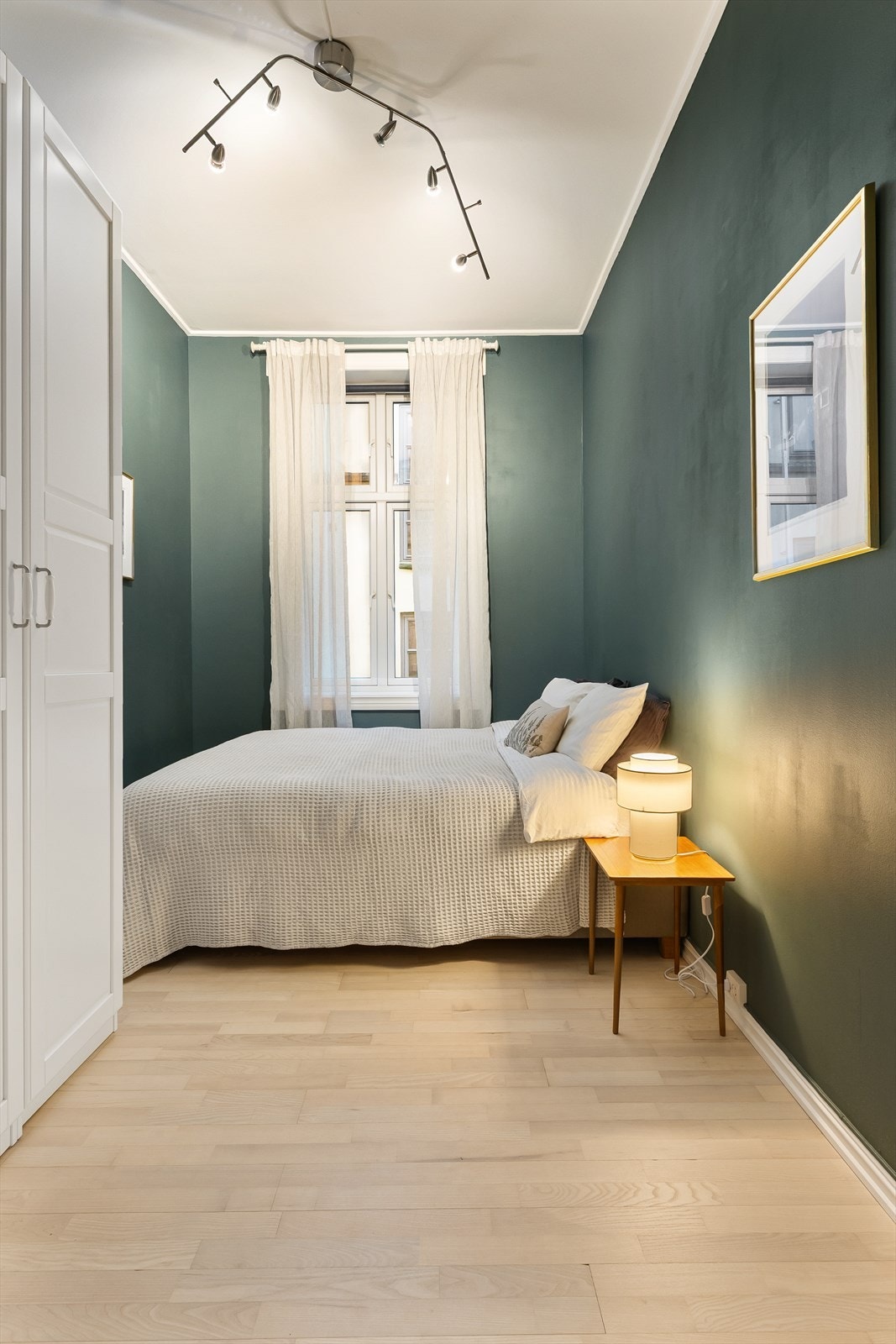 Plass til dobbeltseng og garderobe gir praktisk innredning i soverommet. Galleribilde