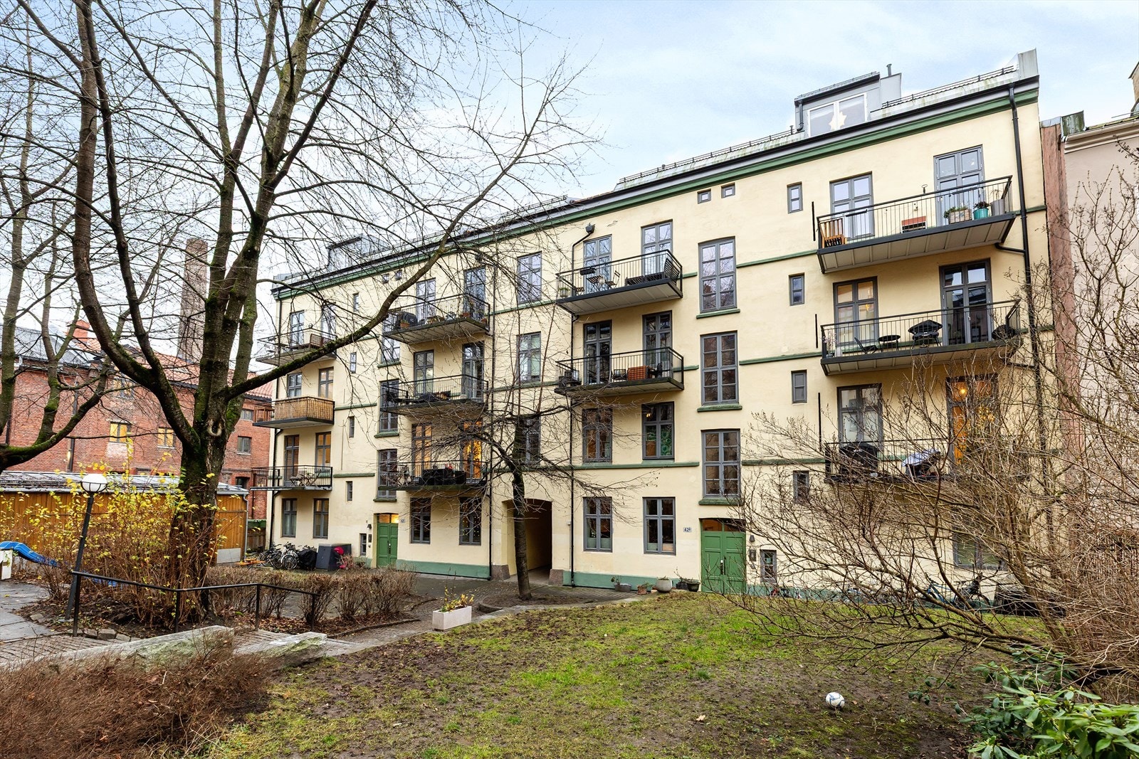 Bygården har en klassisk teglsteinskonstruksjon med balkonger, oppført i 1890 og modernisert i 2013. Galleribilde