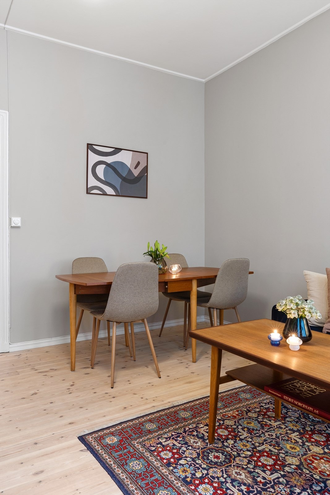 God plass til romslig spisebord i stuen. Galleribilde