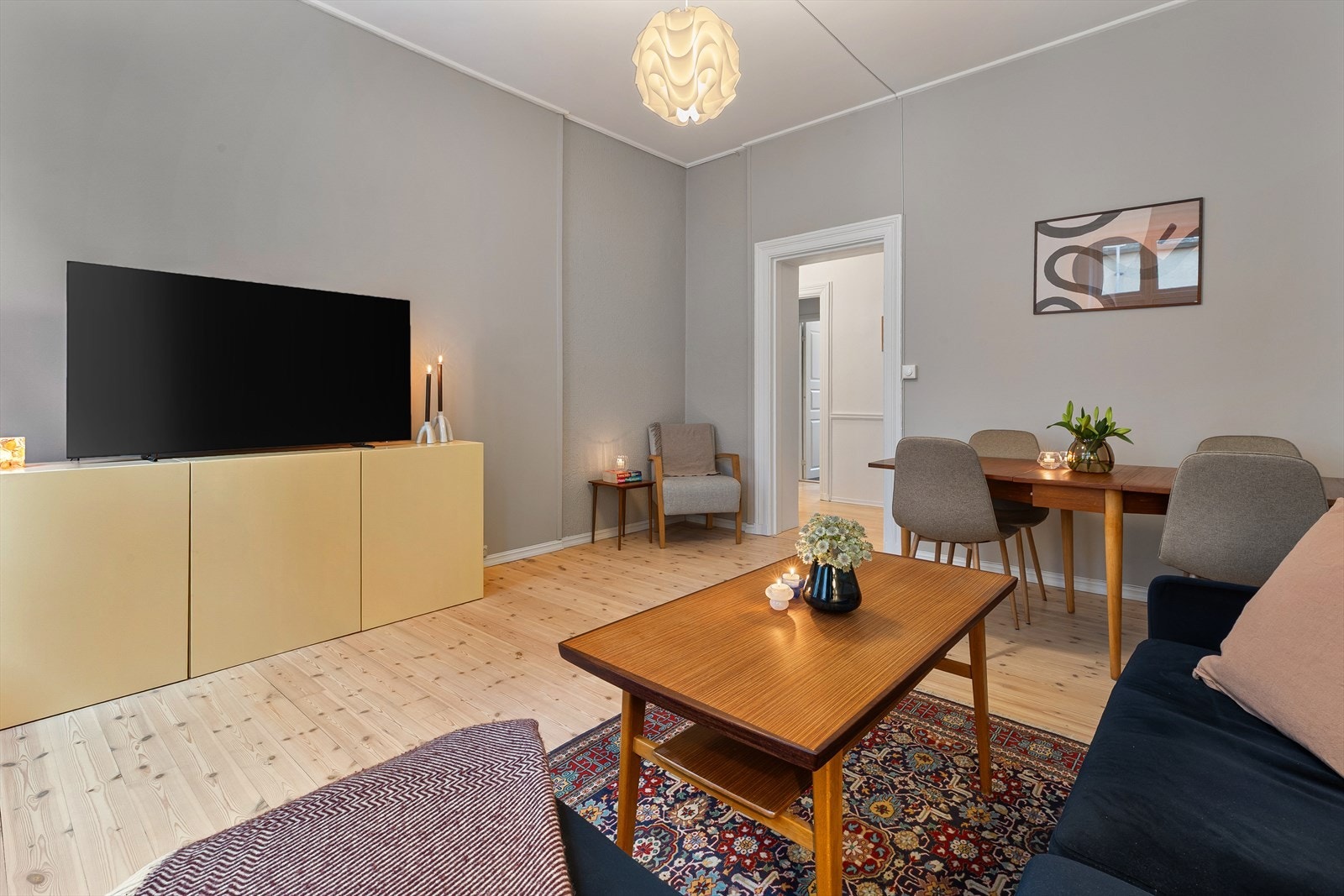 Den romslige størrelsen gjør at stuen deles inn i naturlige soner, både med sofagruppe og spisebord. Galleribilde