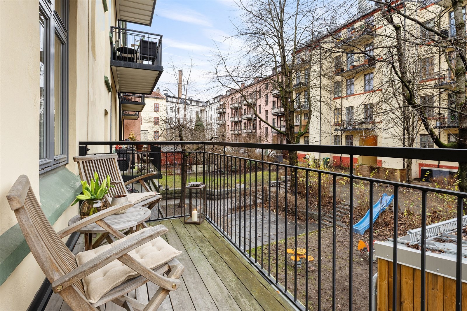 Balkongen har et rekkverk med stålspiler som gir en moderne finish. Galleribilde