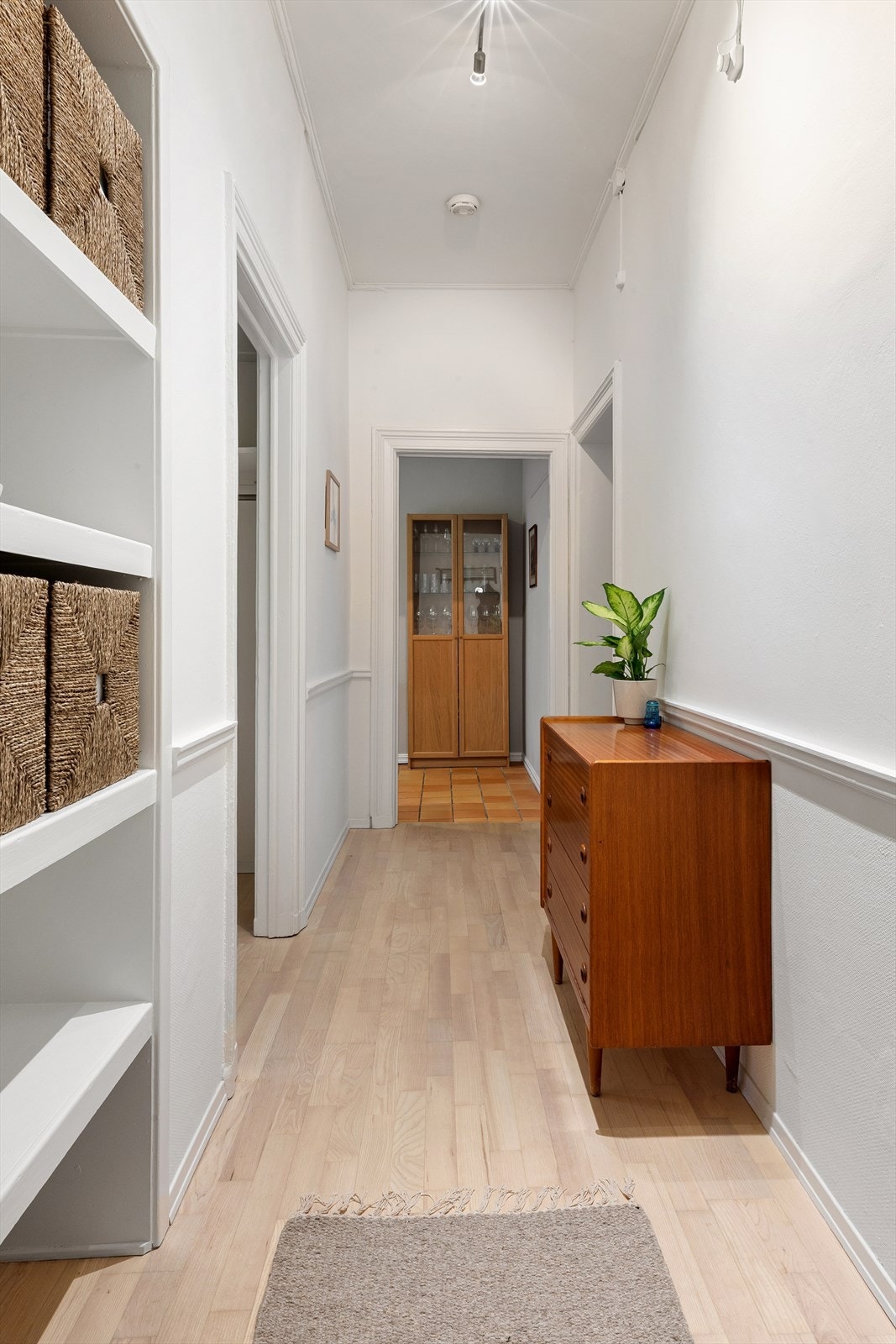 Bak inngangsdøren ønskes du velkommen inn til en lys og innbydende bolig. Galleribilde