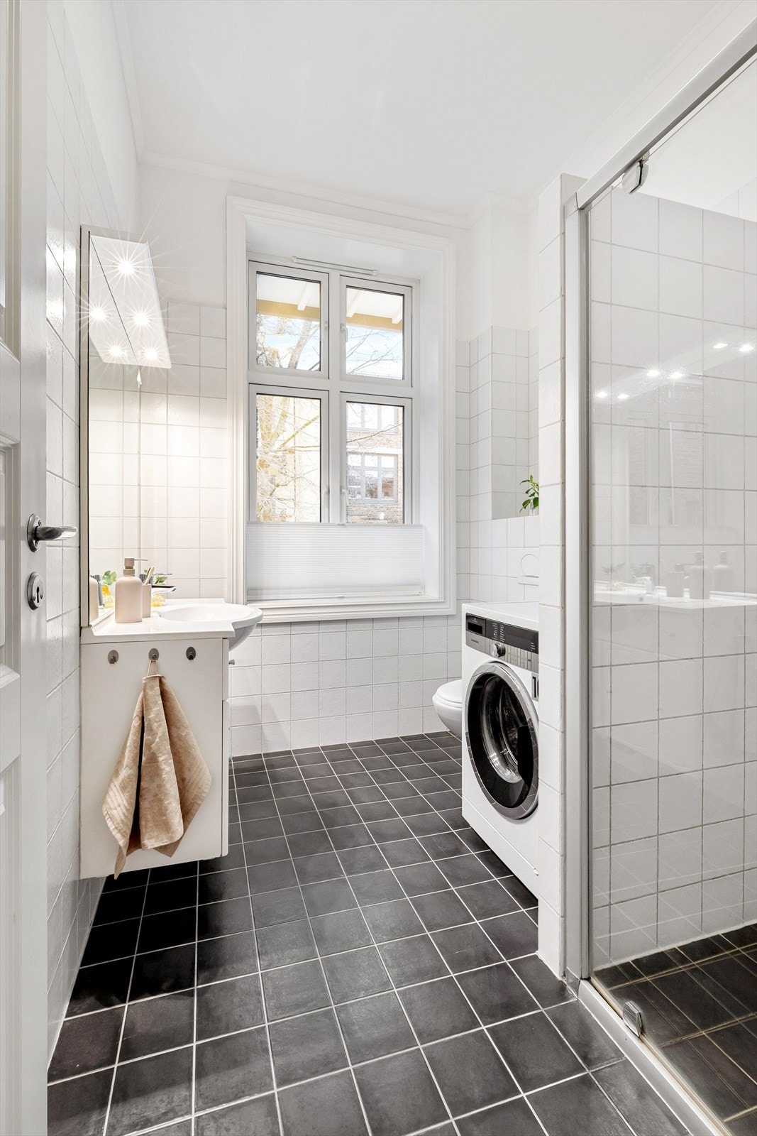 Leilighetens baderom har flislagte vegger og gulv med varmekabler. Galleribilde